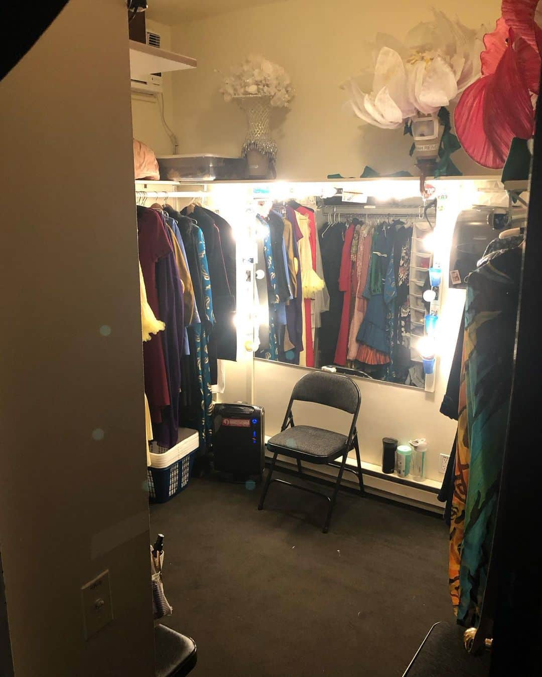 岡田育さんのインスタグラム写真 - (岡田育Instagram)「🚨🎭 BACKSTAGE TOUR (1/3) 🎭🚨 @funnygirlbwy @bcefa  #funnygirl #funnygirlbroadway  #backstage #backstagetour  #behindthescenes  #broadwaymusicals  #augustwilsontheatre  By courtesy of @mmmasssun #masumiiwai #japanesemusicalactor  #asiansonbroadway  . しばらく連投します、 #ブロードウェイミュージカル 『 #ファニーガール 』おかわり観劇！ そして日本人キャストの #岩井麻純 さんに舞台裏をご案内いただきました。早く日記も書かないと！ とりあえず札束と見れば撮るわたくし。」6月18日 22時59分 - okadaic