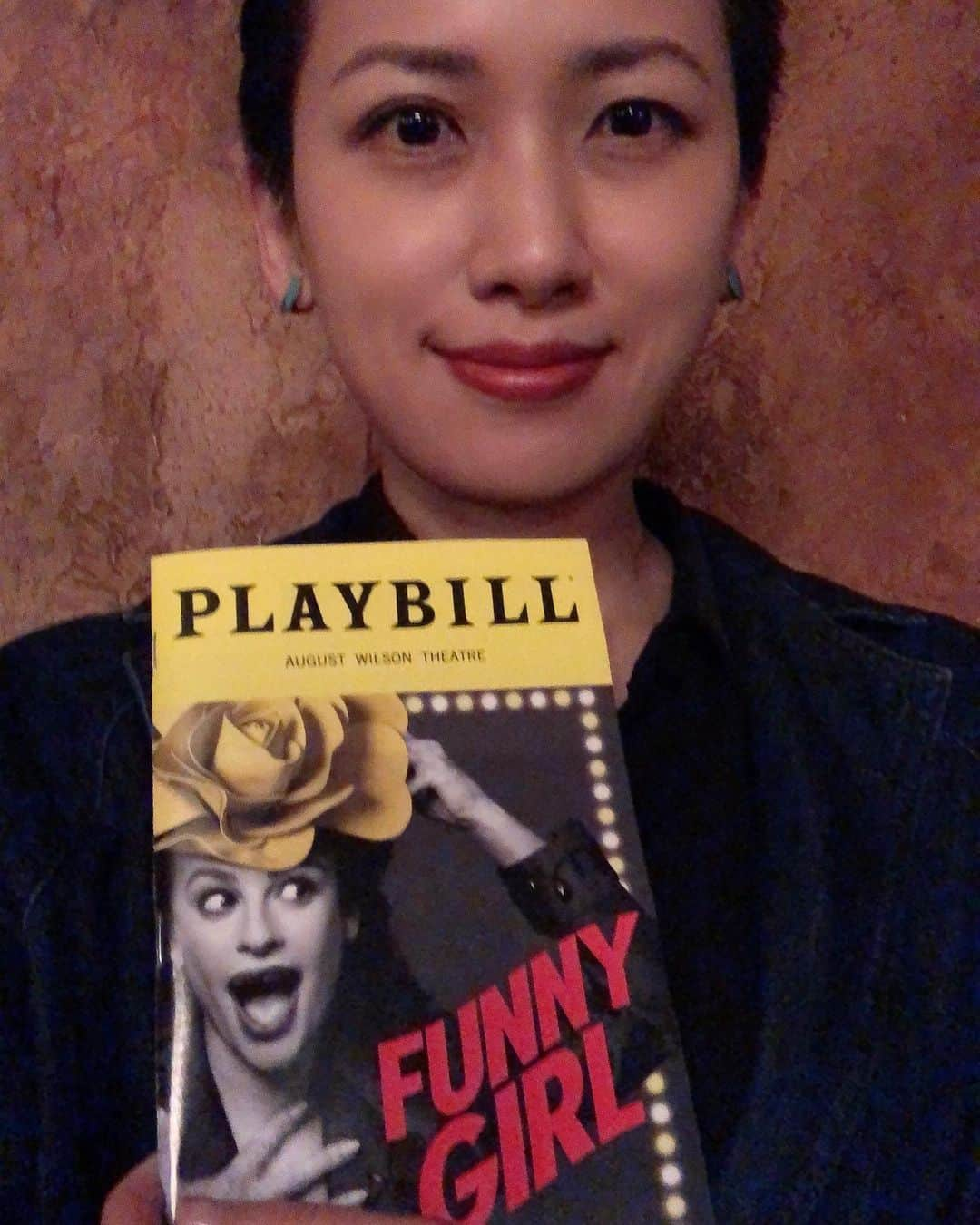 岡田育さんのインスタグラム写真 - (岡田育Instagram)「🚨🎭 BACKSTAGE TOUR (1/3) 🎭🚨 @funnygirlbwy @bcefa  #funnygirl #funnygirlbroadway  #backstage #backstagetour  #behindthescenes  #broadwaymusicals  #augustwilsontheatre  By courtesy of @mmmasssun #masumiiwai #japanesemusicalactor  #asiansonbroadway  . しばらく連投します、 #ブロードウェイミュージカル 『 #ファニーガール 』おかわり観劇！ そして日本人キャストの #岩井麻純 さんに舞台裏をご案内いただきました。早く日記も書かないと！ とりあえず札束と見れば撮るわたくし。」6月18日 22時59分 - okadaic