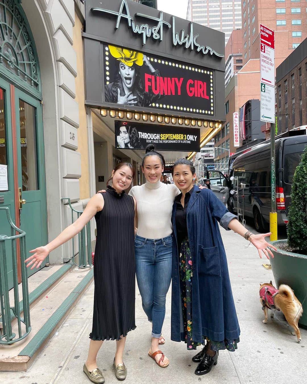 岡田育のインスタグラム：「🚨🎭 BACKSTAGE TOUR (1/3) 🎭🚨 @funnygirlbwy @bcefa  #funnygirl #funnygirlbroadway  #backstage #backstagetour  #behindthescenes  #broadwaymusicals  #augustwilsontheatre  By courtesy of @mmmasssun #masumiiwai #japanesemusicalactor  #asiansonbroadway  . しばらく連投します、 #ブロードウェイミュージカル 『 #ファニーガール 』おかわり観劇！ そして日本人キャストの #岩井麻純 さんに舞台裏をご案内いただきました。早く日記も書かないと！ とりあえず札束と見れば撮るわたくし。」