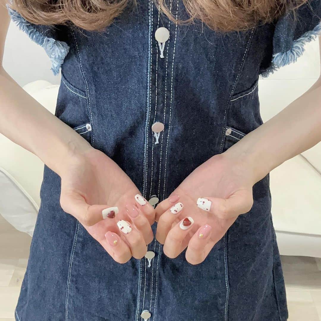 のインスタグラム：「♡‬  新しいネイル可愛すぎなの🍒🤍 . .  #ネイル #nails #newnails #スクエアネイル #さくらんぼネイル」