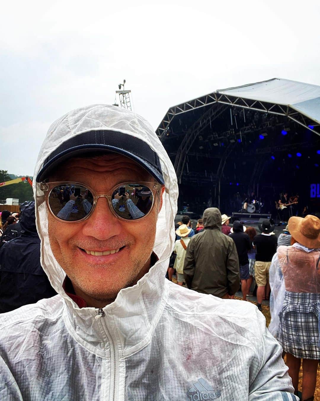 デビッド・モリシーのインスタグラム：「Obligatory wet weather photo from @blackdeerfest Just a passing shower and great to listen to @amandapearlshires on the main stage!」