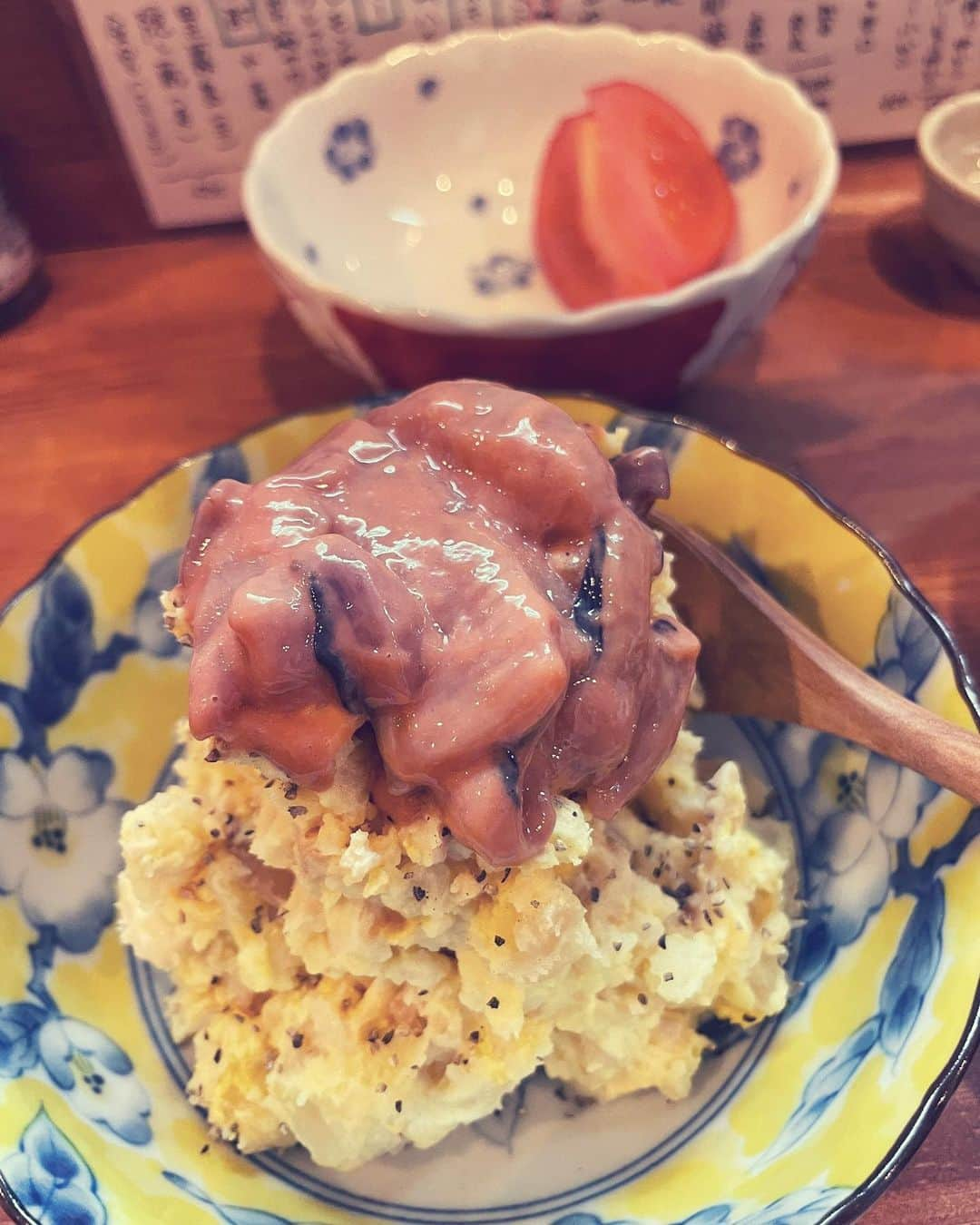 森夏子のインスタグラム：「🏮 屋台いなば🍢 @yatai_inaba   ポテトサラダ+塩辛トッピング  おでんの じゃがいも🥔 と たまご🥚 で作られています🤤  おでんもモチロン最高！なんだけど ポテサラも美味すぎまするぅ〜💕  珍しいのは #くるまふ 新潟で最もポピュラーなお麩とのこと。  こちらも お出汁をたっぷり含んで うまい！と一言。  おだいこん こんにゃく 厚揚げ もち巾着  紅しょうが天 にはびっくり！ これはマストで食べて欲しいわぁ❤️  どれも　お出汁がよくしゅんでて 最高に幸せに 満腹になりました♫  一品 串揚げ からあげ 丼＆うどん  アレもコレも　食べました✌️  金曜と土曜日のみOPEN🚪  店内BGMは FM京都・α-Station89.4📻  なんだかこそばい気分でもありましたとさ。  また行こ♬  #因幡薬師 さんのすぐそばです🏮 #屋台いなば  #おでんいなば  #やたいいなば  #おでん #日本酒に合う料理  #屋台好きな人と繋がりたい  #おでん好きな人と繋がりたい  #まだまだ食べたい #京都おでん #京都串揚げ #野菜肉巻き  #oden  #kyoto #kyotostyle #instafood #Japan #京都旅 #京都散策 #そうだ京都いこう  #大人旅 #discoverkyoto  #japan_travel  #visitkyoto」