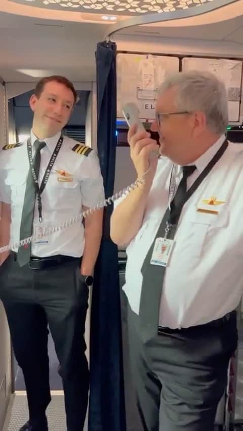 デルタ航空のインスタグラム：「Flying is always better with family.  Video: @belliwellisnacks」
