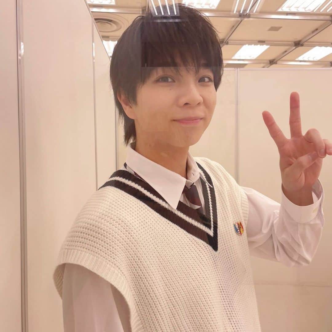M!LKオフィシャルInstagramのインスタグラム：「. #塩﨑太智 と2ショット会💙  @shiozakidaichi0911_milk    #MILK  #MILKジュエル  #MILKtopaz」