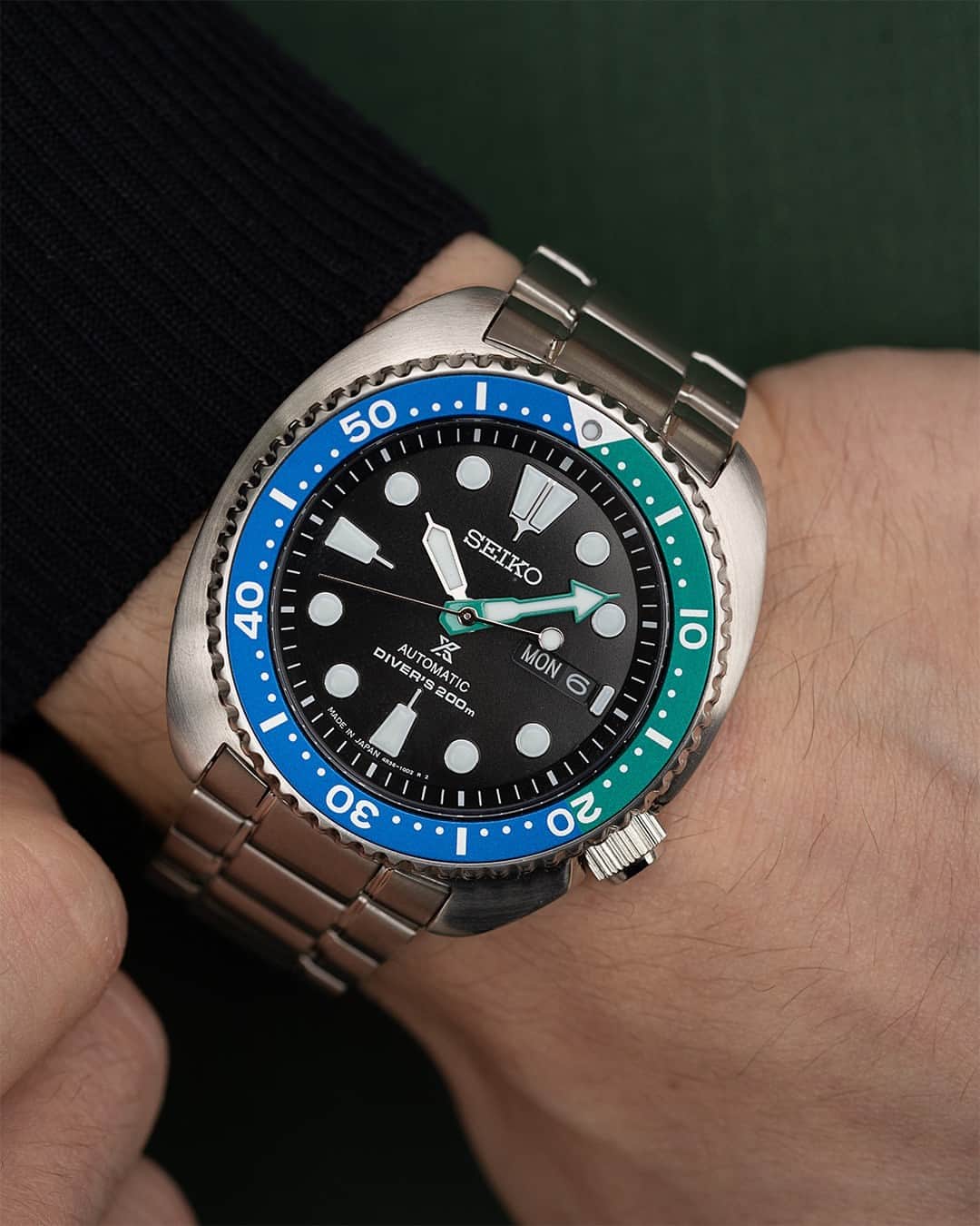 Seiko Watchesさんのインスタグラム写真 - (Seiko WatchesInstagram)「Prospex Special Edition Diver's Watch for Dad! ⌚ - Looking for an inspired timepiece? #SRPJ35 evokes the blues and greens of a tropical lagoon as superbly displayed on its uni-directional rotating elapsed timing bezel. With a water resistance up to 200m and a power reserve of 41 hours, Seiko always has you covered.  #Seiko #Prospex #KeepGoingForward #HappyFathersDay」6月18日 23時00分 - seikowatchusa