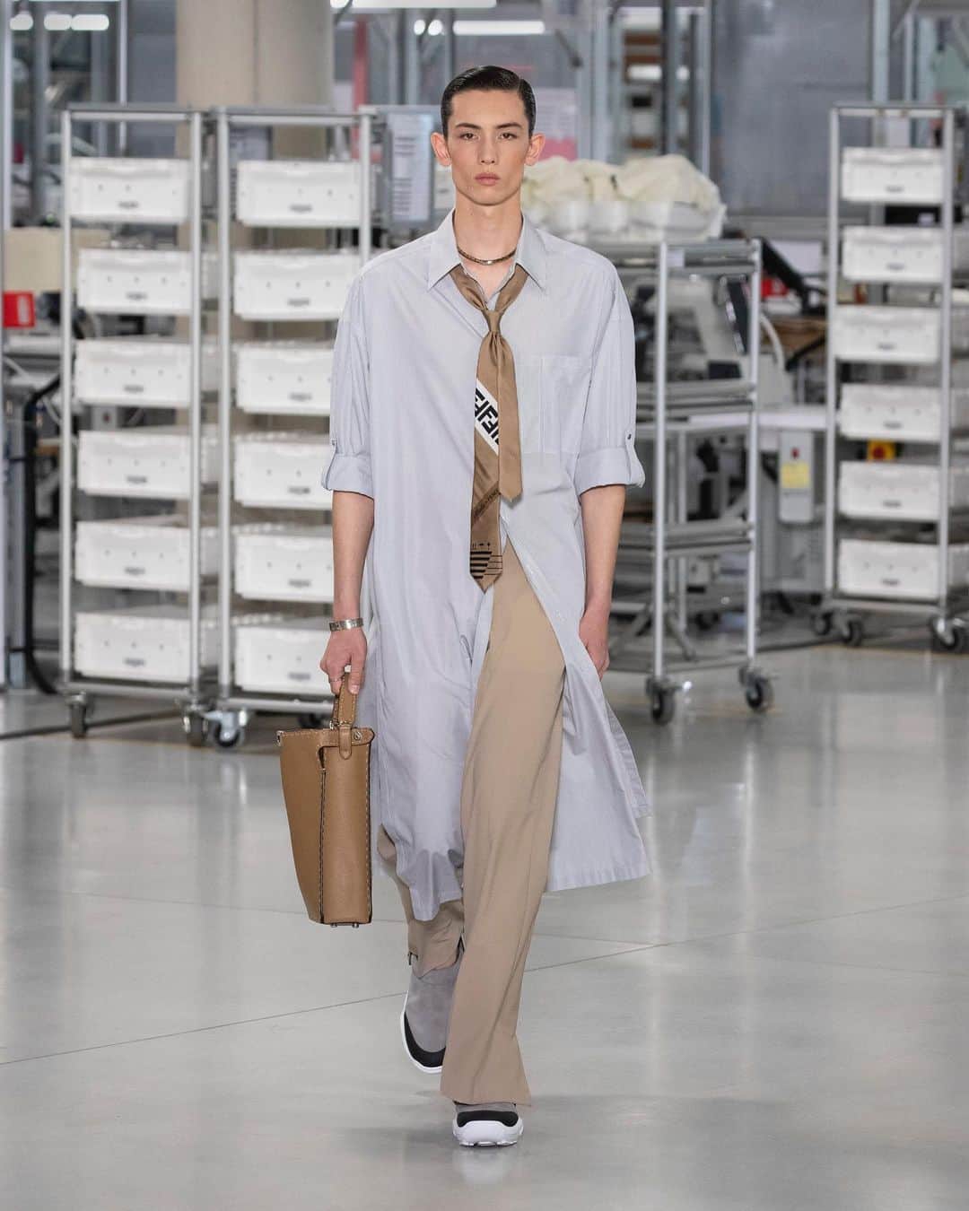 Fendiのインスタグラム：「Utilitarian elegance and the archetype of the 'corporate artisan' ground the silhouette of #FendiSS24.  Artistic Director of Accessories and Menswear: @silviaventurinifendi  Artistic Director of Jewelry: @delfinadelettrez   Concept and Direction: @nicovascellari   Styling: @ganio  Hair: @garygillhair Makeup: @daniel_s_makeup Casting: @piergiorgio   Production: @bureaubetak」