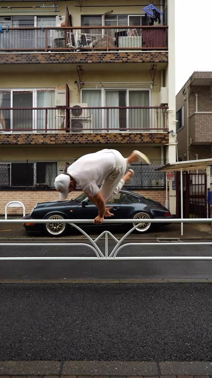 ジェイソン・ポールのインスタグラム：「having too much fun with these 😁 what are the odds to get a Porsche and a vending machine with the same kind of rail? 🙏🏼」