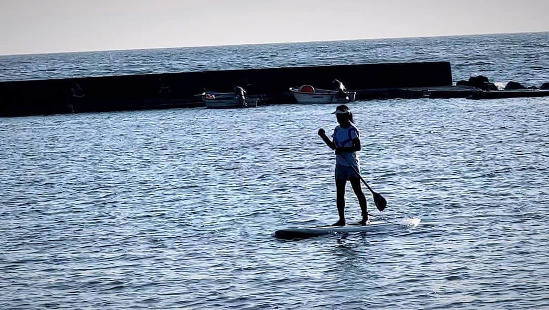 田中美佐子のインスタグラム：「昨日のビーチテニス⛱️とサップ。たくさんの方が体験されてました。私も参加させていただきましたー！ 私は上手じゃないからボール拾い頑張った！ 見ているとみんなあっという間に上手になって、最後は試合ができちゃうほど！  葉山「うぇるま」（ウェルネス葉山の略でうぇるま）で検索してみてね。 ビーチテニス、 すぐできるようになるから楽しいよ。 また秋からスタートします。 参加しようーっと！コーチたちも楽しくて優しいよー^_^  そして、サップ練習。 いつもより進みが悪くて、オールが滑って水の上にすぐ噴き上がってしまうというか、、前に進みにくい。後で撮ってもらったの見たら、なんと！ 「オール裏で漕いでるー！」‼️ 「なぬーーー？！」 そういうことでした。推進力ないはずです！😆  朝7時30分からイベント始まって帰る頃には江ノ島に太陽が沈んでいった。 美しい夕焼けでした。  #葉山一色#うぇるま#ビーチテニス#サップ#夕焼け#富士山#江ノ島も見える#イベントに参加した方々とたくさんお話ししました。すごく楽しい時間でした。そして、イベント終わってから参加したご夫婦お二人からサクランポをいただきました。みんなでいただきました。タッパーまでそのまま頂いてしまいました。すごくおいしかったです。ありがとうございました！」