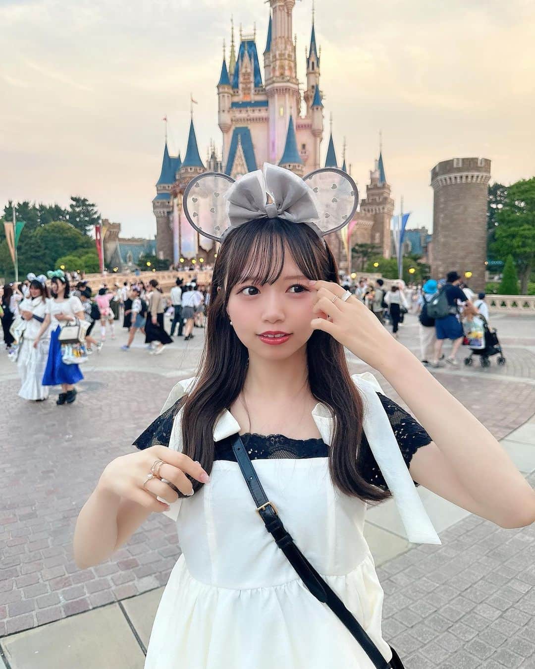 のインスタグラム：「ディズニーランドにいったよお🐭🎀🏰 40周年かわいかったあ〜！！  バッグにカチューシャつけておける キーホルダー便利すぎないか！？🫣💞💞 これ発明したひと頭よすぎる、、、 いっつあすもーるわーるどのデザインのもかわいかた…🪽  フィルハーマジック大好きなんだけど、 リメンバー・ミーはいったの最高だよねえ👶🏻  たのしかったーあ！！！🤍  #ディズニー #ディズニーランド #畑美紗起 #ディズニーコーデ #シンデレラ城 #コーデ #コーディネート #私服 #私服コーデ #ディズニー40周年 #disneyland #disney #coordinate #lilybrown #ootd #shooting #me #tokyodisneyland #japanesegirl」