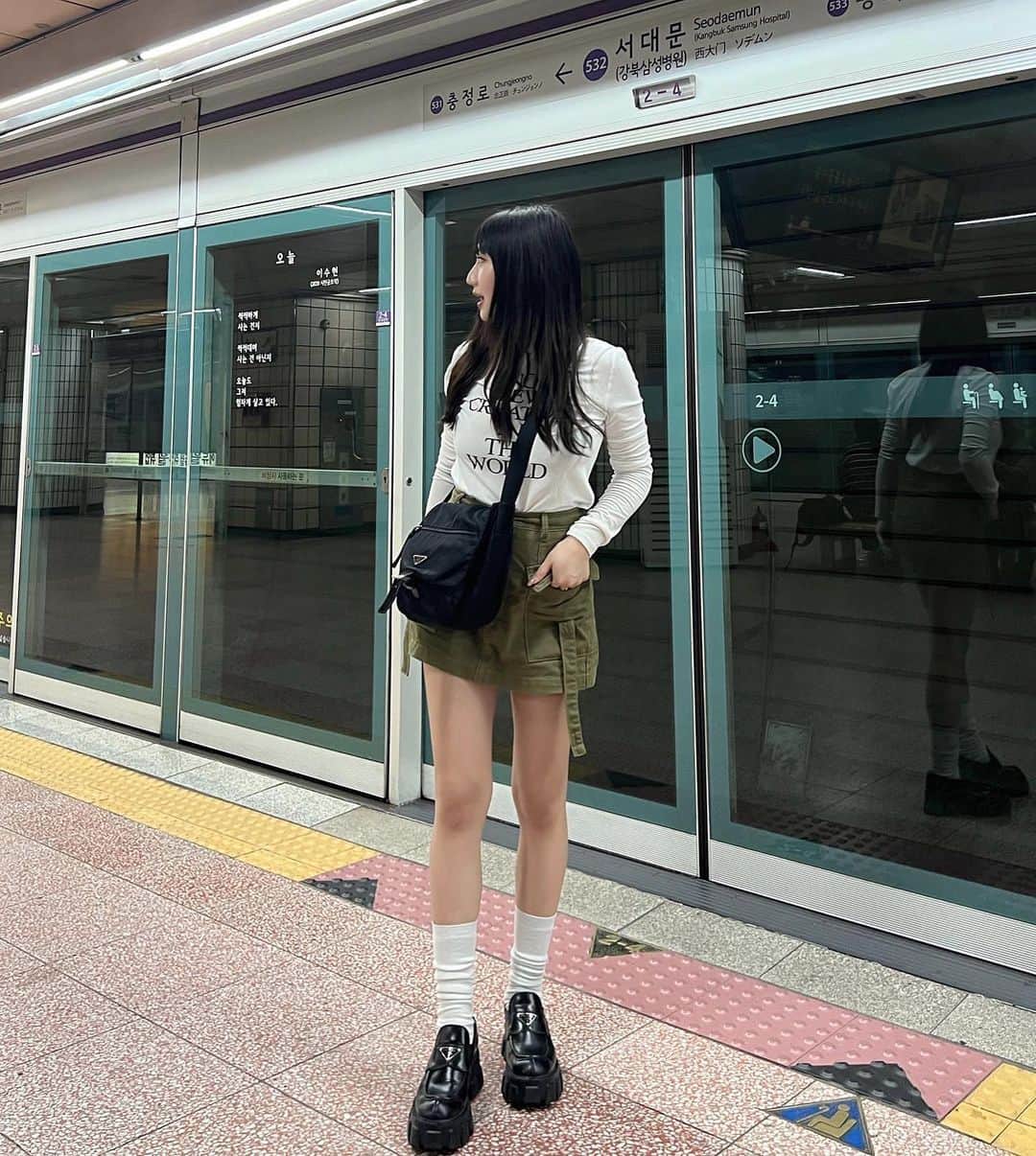 河崎みーなのインスタグラム：「🚇🇰🇷🖤 . . . .」
