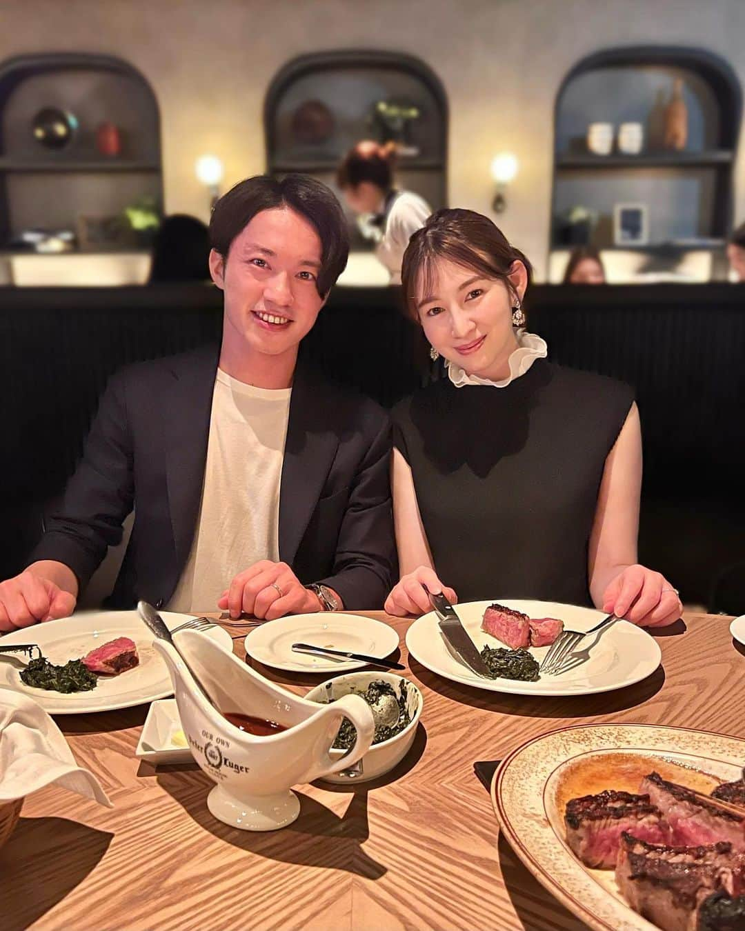 下田奈奈のインスタグラム：「Peter luger steak House🐮🍷  先日、半年以上前から準備をしていた 会社のお仕事が無事に終わりました。 自分の中では大きなチャレンジだったので 精神的にも体力的にもかなりパワーを要しましたが その経験を通して得られたものは本当に多かったので 改めてチャレンジして良かったです😢✨  勇気を出してチャレンジできたのも 無事に乗り越えることができたのも 本当に夫の支えあってこそです。 いつも励ましてくれて本当にありがとう😭 私は結婚してからの方が夫のサポートのお陰で 色々なお仕事にチャレンジできています👩🏻‍💻  今回、私の帰りが遅い日が続いていた時に 苦手だと言っていた料理にもチャレンジしてくれて お家に帰ってきたら手作りの夜ご飯があって感動😭 帰ってきて手作りのご飯があるって嬉しいものですね‼︎ これを気に料理男子になってくれたら嬉しい🧑🏻‍🍳笑  そんな訳で私の方がお礼のディナーに 連れて行くべきタイミングだったのですが まさかのお疲れ様ディナーで 初のPeter Lugerに連れて行ってくれました👏🏻  赤身肉が最高に美味しくてペロっと食べちゃいました😋 付け添えに頼んだトマトとオニオンと ステーキを一緒にソースをかけて食べるのが 爽やかで味変してお気に入りの食べ方でした🍅🧅  上半期はこのお仕事に合わせて 色々と計画して過ごしてきたので 下半期はプライベートの時間も 大切に過ごしたいと思っています✌🏻  最後の動画はお腹いっぱい食べ終わって 満足気に帰る時の動画🌝笑 バックでかかってるBGMがジワる…♪  あぁ、美味しかった〜〜⭐️  #peterluger #peterlugersteakhouse #peterlugersteakhousetokyo  #ピータールーガー  #夫婦ディナー  #夫婦円満の秘訣  #奈奈色日記」