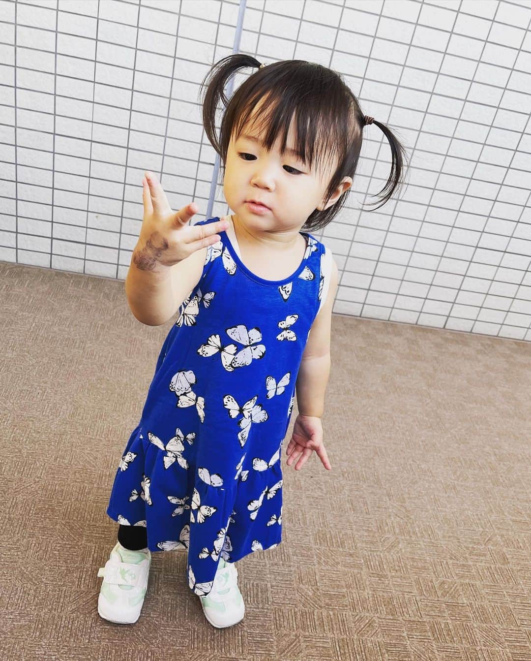 恒松あゆみのインスタグラム：「右手から何かの技を出しそうな、ある日の娘。  ちなみに手の甲には、保育園の先生が描いてくださったクワガタが・・・。   #1歳10ヶ月   #クワガタ   #必殺技出そう」