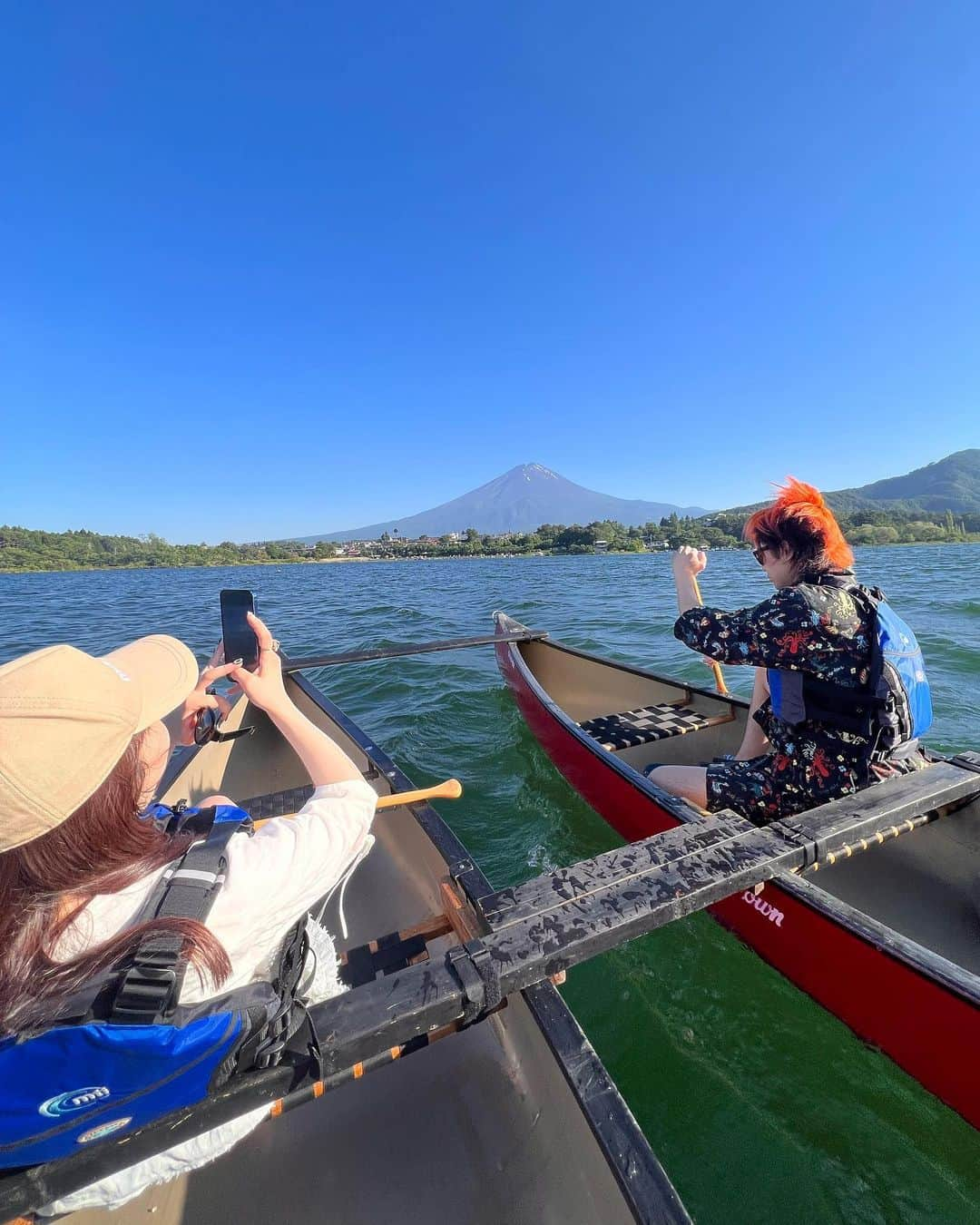 峯岸みなみさんのインスタグラム写真 - (峯岸みなみInstagram)「今週は「オールナイトフジコ」がお休みの為、土曜日の朝からガンガン動けるじゃんー！ということで、河口湖に行ってきました🗻  お部屋から富士山が綺麗に見える素敵なお宿、美味しいごはん。カヌー体験で自然のパワーもチャージして最高に癒されました♨️お天気にも恵まれてラッキーでした☺︎  今年も残すところ約半分。 頑張っていこうと気が引き締まりましたとさ。」6月18日 23時14分 - minegishi_31chan