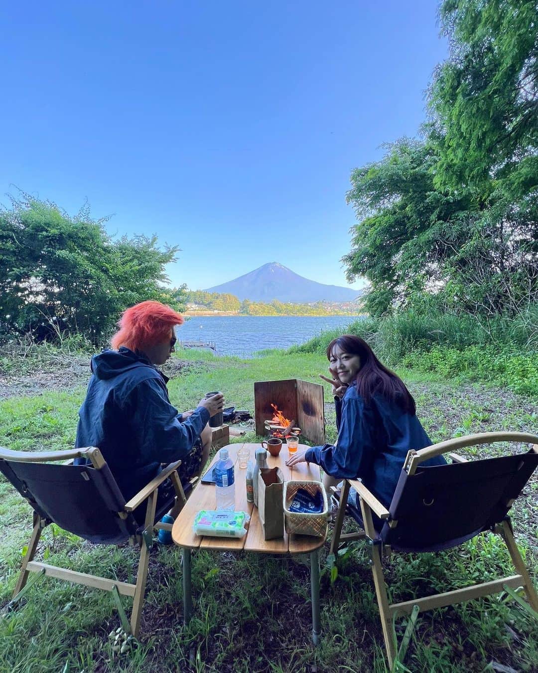 峯岸みなみのインスタグラム：「今週は「オールナイトフジコ」がお休みの為、土曜日の朝からガンガン動けるじゃんー！ということで、河口湖に行ってきました🗻  お部屋から富士山が綺麗に見える素敵なお宿、美味しいごはん。カヌー体験で自然のパワーもチャージして最高に癒されました♨️お天気にも恵まれてラッキーでした☺︎  今年も残すところ約半分。 頑張っていこうと気が引き締まりましたとさ。」