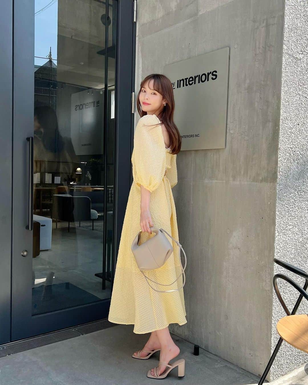 磯田 ひかる(Hikaru Isoda) のインスタグラム：「こんばんは💞 久しぶりにお天気がよい週末でした☺️みなさん何をして過ごしましたか？  この日は華やかなイエローが夏っぽいワンピース💛 背中を肌見せできて可愛い、、🥰  【着用アイテム】 Dress @lilambition_official  Popcorn Check Onepiece  Yellow ¥15,800(税込)  Bag @polene_paris  Shoes @grl_official   ------------------------------ picaru：162cm / 骨格ウェーブ 1st ブライトスプリング 2nd ブライトサマー  大人可愛いスタイルアップコーデ ヘアメイクを合わせた トータルスタイリングを提案🤍  不定期にストーリーで ファッションお悩み相談募集中🥰 ------------------------------  他の投稿を見る→【@picaruuu】」