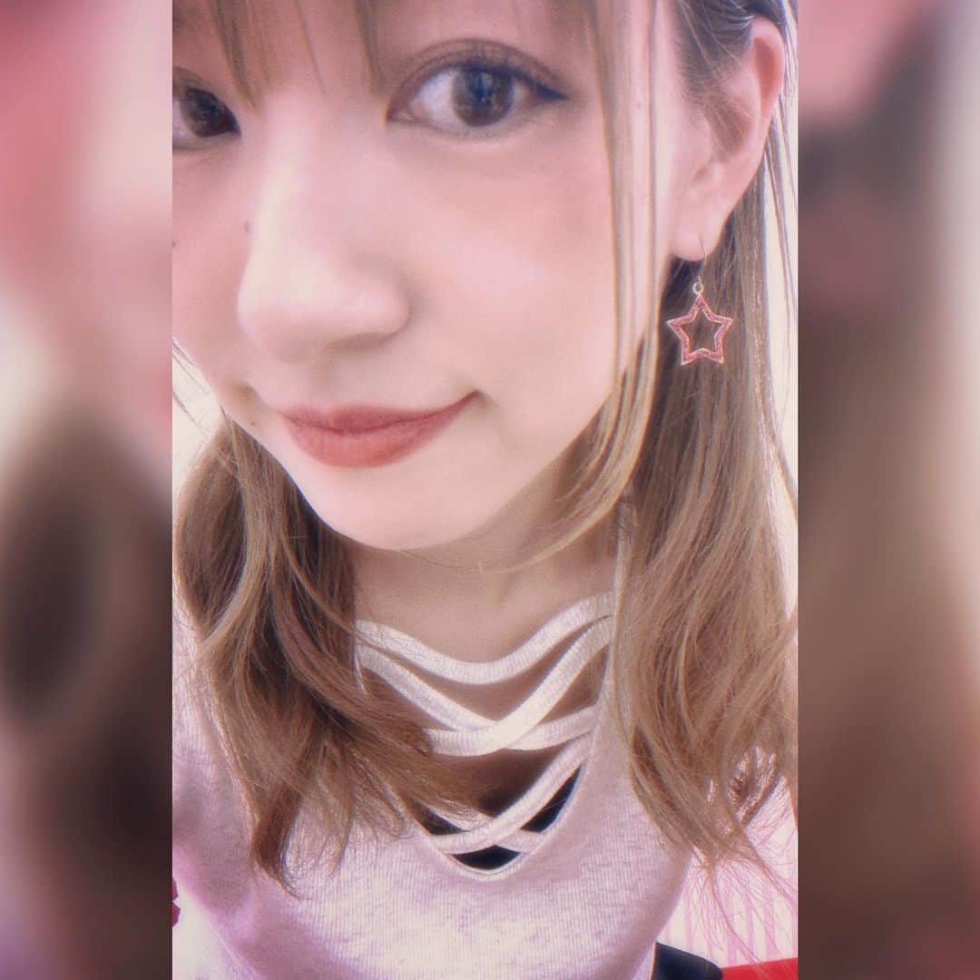 小野晴香のインスタグラム：「おちゅ。 気付けば皆での写真がない、 バタバタでちゃんと写真撮れなかったので ドアップ自撮りでも🤲 わら  あきとは先日ぶり︎︎︎！ もえとは約1年ぶりだった︎︎︎よ！ いやぁ今日も楽しかったです 皆さまありがとうございましたっ なんだかんだ1ばん安心できる空間だ、😇  あ 今後の“はーあき”もお楽しみにね 🦄✩」