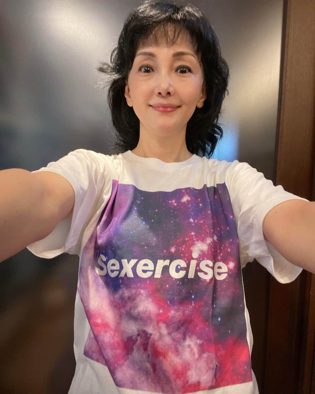 南果歩さんのインスタグラム写真 - (南果歩Instagram)「毎日、稽古場Tシャツをストーリーズにポストしようと思っていましたが、本当にへこたれてしまい💦あっという間に一週間が過ぎてしまった💦💦💦  そんな時に会えるんですね❤️ 隣のお稽古場に #大竹しのぶ さんがいることは知っていたんけれど、タイミングが合わず中々会えなかったんですが、1番落ち込んでた日に会えたのです😊😊😊 お互い稽古中のわずかな休憩時間にマシンガントーク炸裂でした‼️ メチャ励まされて感謝です❤️❤️❤️ #ヴィクトリア はスパイラルホールで6月24日初日‼️ 観に行きたいなー😊 @shinobu717_official   @shun_sudo  シュン君 #中村芝翫 さん 共演の #栗原英雄 さん写ってる😊 #所ジョージさん @ig_aijirotanaka  アイちゃん メイクのマリコさんチーム  皆さんに頂いたTシャツ着て、闘ってます‼️‼️‼️ 劇場入りまで、あと一週間‼️ 演劇できる幸せを、もう一度思い出して、全身全霊で取り組もうと思います❤️  #演劇 #舞台 #稽古場 #これだけはわかってる #東京芸術劇場シアターウエスト #南果歩 #kahominami  #미나미카호 #japaneseactor」6月18日 23時25分 - kaho_minami