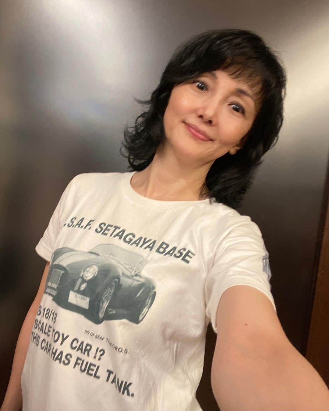 南果歩さんのインスタグラム写真 - (南果歩Instagram)「毎日、稽古場Tシャツをストーリーズにポストしようと思っていましたが、本当にへこたれてしまい💦あっという間に一週間が過ぎてしまった💦💦💦  そんな時に会えるんですね❤️ 隣のお稽古場に #大竹しのぶ さんがいることは知っていたんけれど、タイミングが合わず中々会えなかったんですが、1番落ち込んでた日に会えたのです😊😊😊 お互い稽古中のわずかな休憩時間にマシンガントーク炸裂でした‼️ メチャ励まされて感謝です❤️❤️❤️ #ヴィクトリア はスパイラルホールで6月24日初日‼️ 観に行きたいなー😊 @shinobu717_official   @shun_sudo  シュン君 #中村芝翫 さん 共演の #栗原英雄 さん写ってる😊 #所ジョージさん @ig_aijirotanaka  アイちゃん メイクのマリコさんチーム  皆さんに頂いたTシャツ着て、闘ってます‼️‼️‼️ 劇場入りまで、あと一週間‼️ 演劇できる幸せを、もう一度思い出して、全身全霊で取り組もうと思います❤️  #演劇 #舞台 #稽古場 #これだけはわかってる #東京芸術劇場シアターウエスト #南果歩 #kahominami  #미나미카호 #japaneseactor」6月18日 23時25分 - kaho_minami