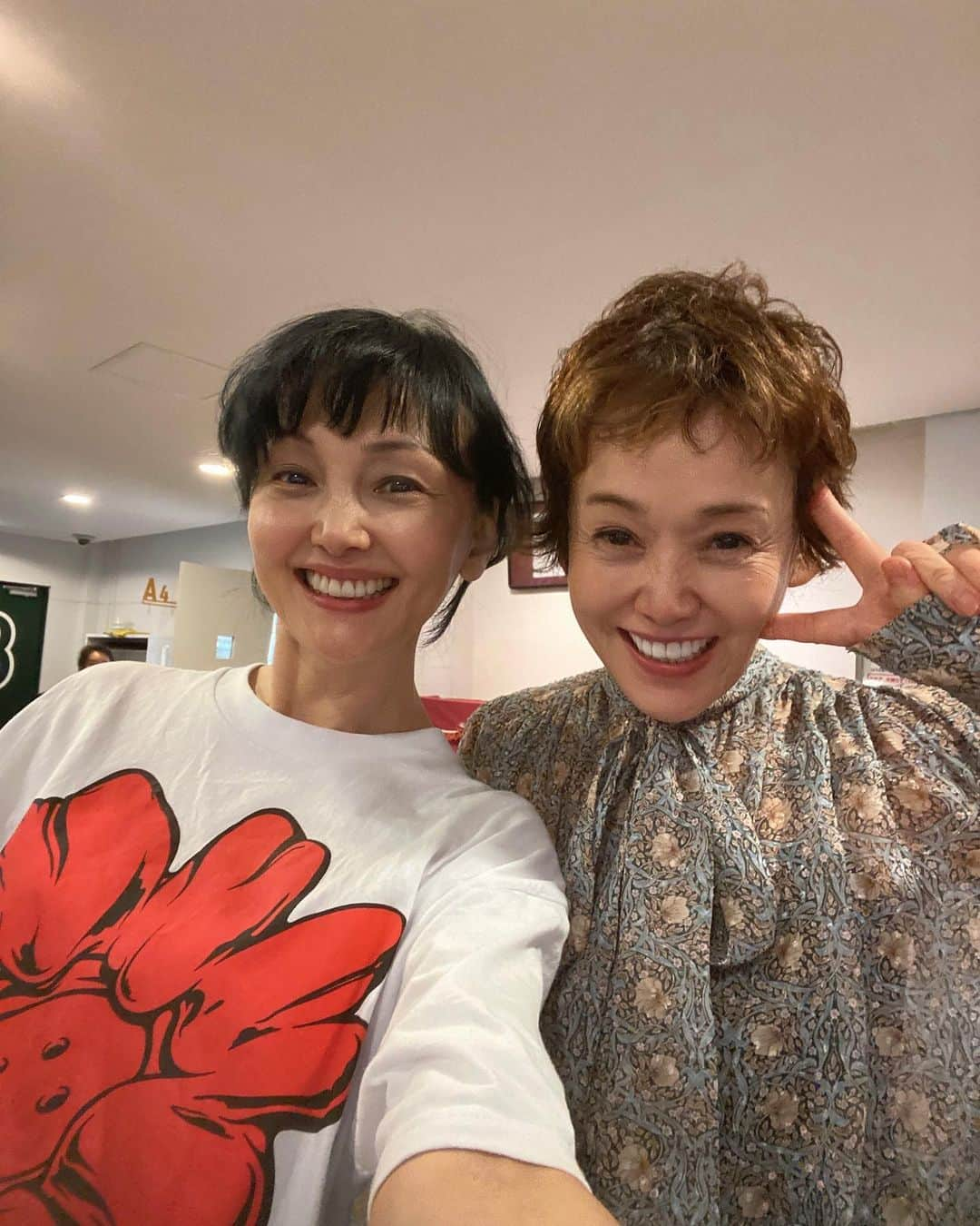 南果歩さんのインスタグラム写真 - (南果歩Instagram)「毎日、稽古場Tシャツをストーリーズにポストしようと思っていましたが、本当にへこたれてしまい💦あっという間に一週間が過ぎてしまった💦💦💦  そんな時に会えるんですね❤️ 隣のお稽古場に #大竹しのぶ さんがいることは知っていたんけれど、タイミングが合わず中々会えなかったんですが、1番落ち込んでた日に会えたのです😊😊😊 お互い稽古中のわずかな休憩時間にマシンガントーク炸裂でした‼️ メチャ励まされて感謝です❤️❤️❤️ #ヴィクトリア はスパイラルホールで6月24日初日‼️ 観に行きたいなー😊 @shinobu717_official   @shun_sudo  シュン君 #中村芝翫 さん 共演の #栗原英雄 さん写ってる😊 #所ジョージさん @ig_aijirotanaka  アイちゃん メイクのマリコさんチーム  皆さんに頂いたTシャツ着て、闘ってます‼️‼️‼️ 劇場入りまで、あと一週間‼️ 演劇できる幸せを、もう一度思い出して、全身全霊で取り組もうと思います❤️  #演劇 #舞台 #稽古場 #これだけはわかってる #東京芸術劇場シアターウエスト #南果歩 #kahominami  #미나미카호 #japaneseactor」6月18日 23時25分 - kaho_minami