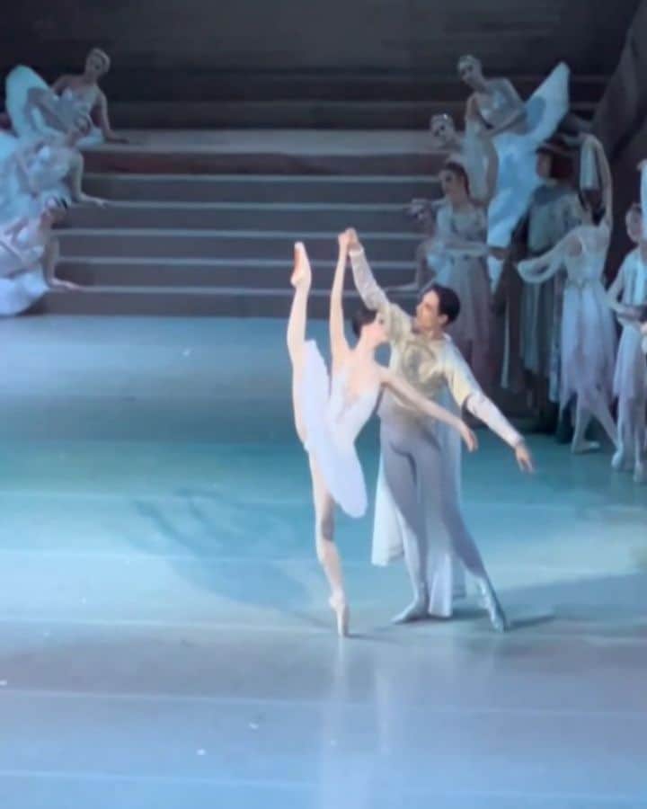 マリア・コーレワのインスタグラム：「Our "RAYMONDA" ❤ This music > the world 😍😭 And I will keep saying that Petipa showed his top genius skills in his last big ballet which Raymonda is 🙏🏻 Some videos from yesterday's show with @timur.askerov 🤍  Наша "РАЙМОНДА" ❤ Эта музыка >  весь мир 😍😭 И я не устану говорить, что этот балет - вершина творчества гениального Петипа 🙏🏻 Несколько видео со вчерашнего спектакля с @timur.askerov 🤍」