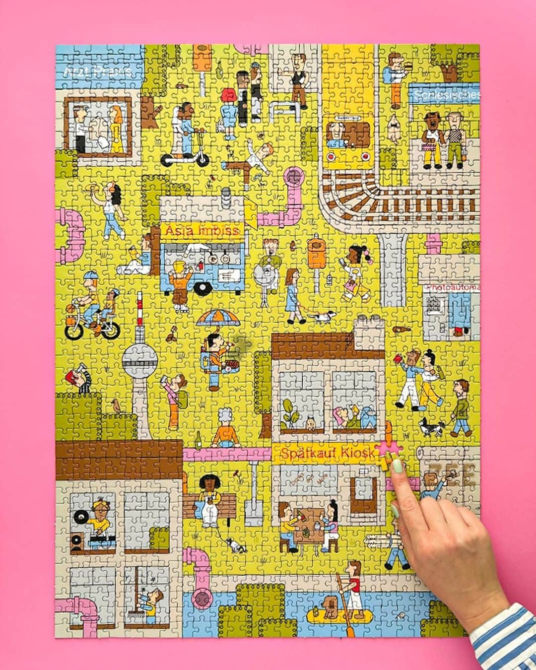 STIL IN BERLINさんのインスタグラム写真 - (STIL IN BERLINInstagram)「Helloooooo Berlin, hellooooo new @give.me.sundays puzzle! 1000 pieces of fun put together an eclectic pic of our hometown: interesting peeps, cute puppers, Bratwurst, Spätis and the Kanal.   Drawn by the incredible @jaydanielwright - his charming portrait of our fav city won our heart and hopefully yours too.  #givemesundays #theberlinpuzzle #puzzle #jigsawpuzzle #1000pieces #stilinberlin #berlin」6月18日 23時33分 - stilinberlin