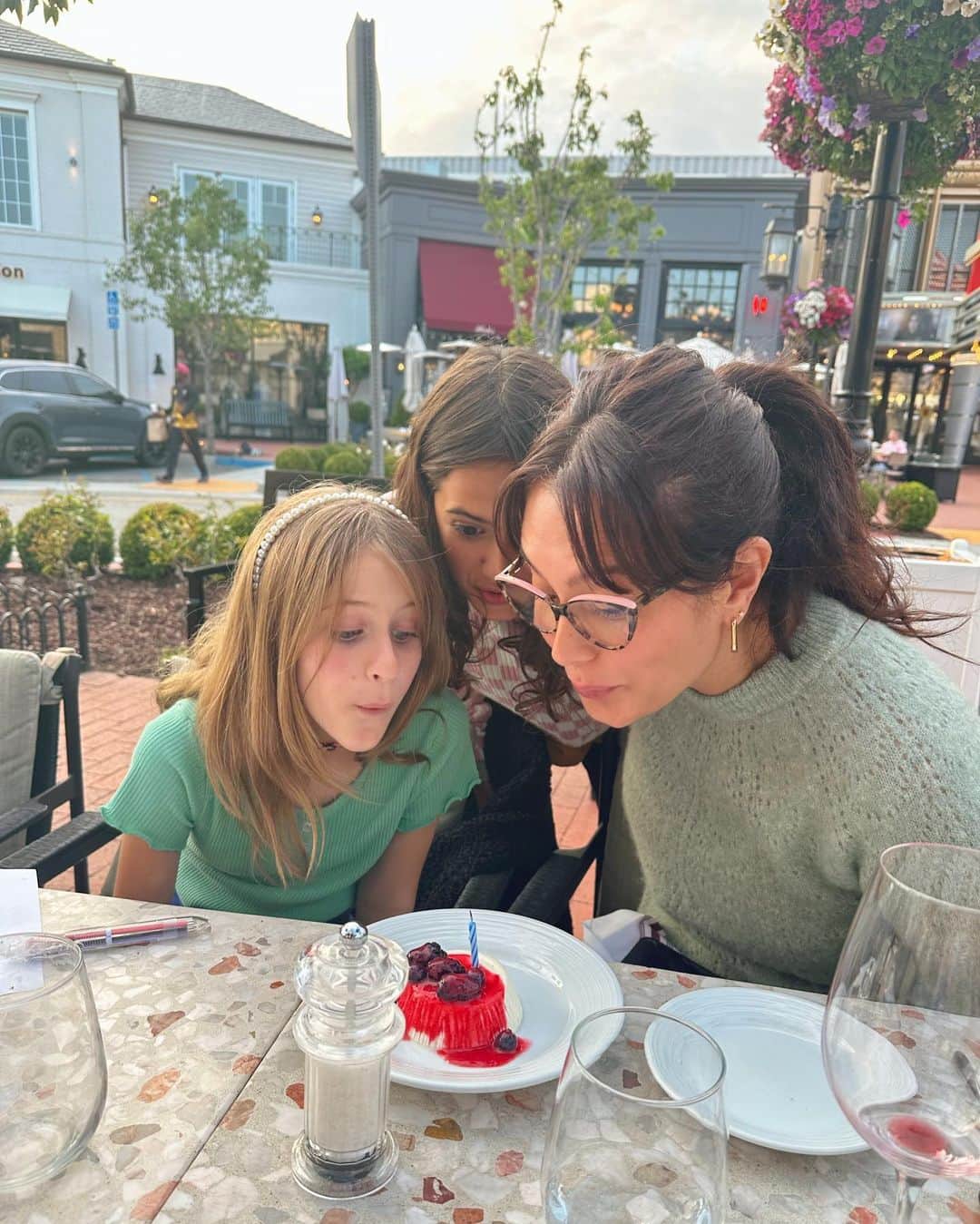 のインスタグラム：「Hi! 👋🏽 It’s my birthday and I’ve had an epic week getting to celebrate with some of my beloved family and friends.  I’m making a few BIG birthday wishes! This one I hope you could make a reality 🙏🏽 Text or call a person in your life that’s a caregiver and let them know here is X, Y, or Z I can do to help you this week. If the caregiver says, “I’m fine, I don’t need anything,” which most likely is what they just might say, then drop some food at their doorstep or flowers or a small something and text them after to let them know it’s there. Or honestly, just tell them thank you and that they are doing a great job. That kindness and support will go such a long long way. 🥰」