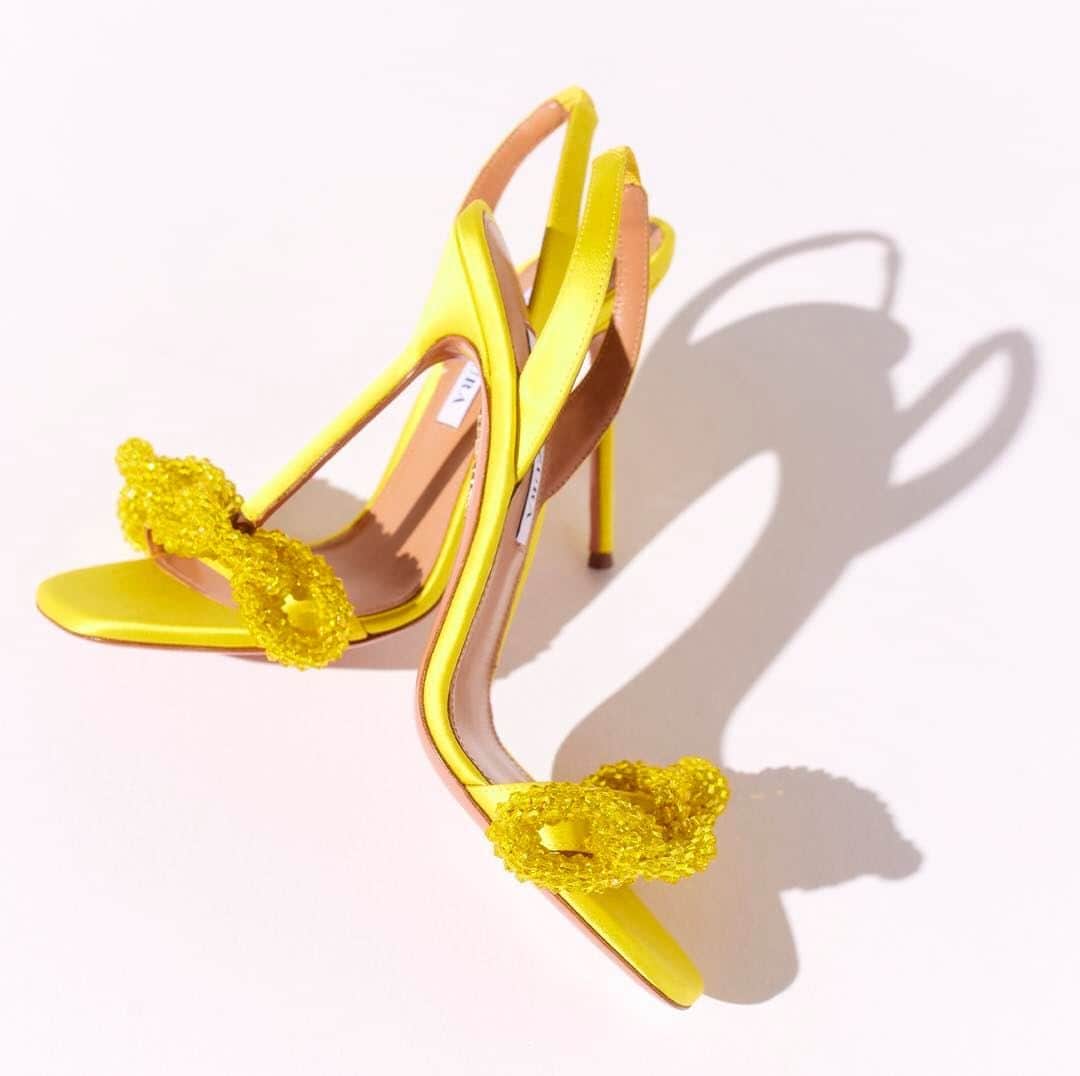 Aquazzuraのインスタグラム：「Let the sunshine in. Embrace the essence of summer with Chain of Love Sandal 105 in vibrant fluo yellow.  #AQUAZZURA  #AQUAZZURASandals」
