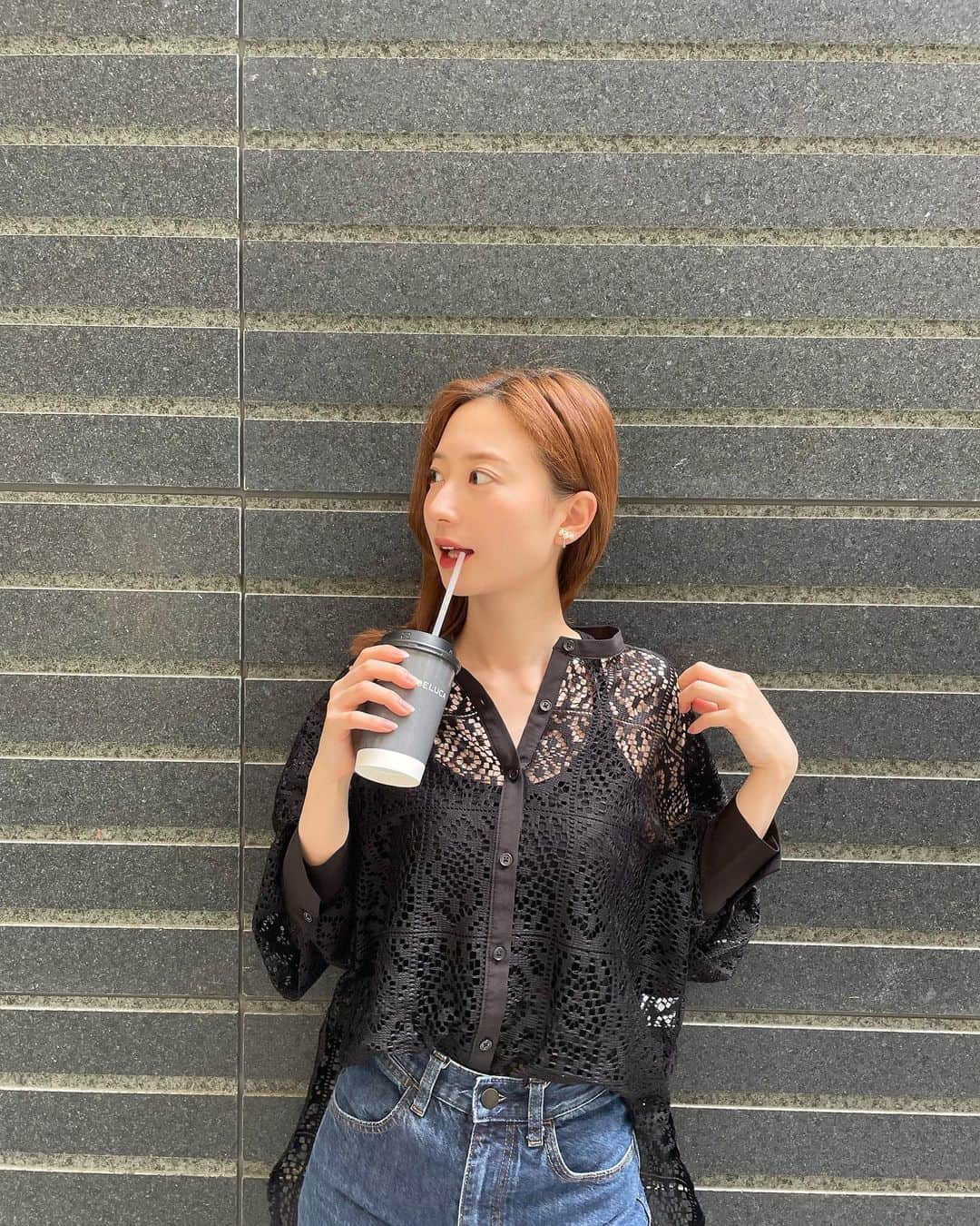 TakeuchiAyaka のインスタグラム：「天気の良い週末☀︎ 暑い日のカフェラテはたまらん〜😮‍💨🩵   #フレームスレイカズン #framesraycassin #プチプラコーデ  #夏服 #カーディガン #シアー #ZOZOTOWN #0618 #deananddeluca #骨格ナチュラル #ブルベ #ブルベ冬」