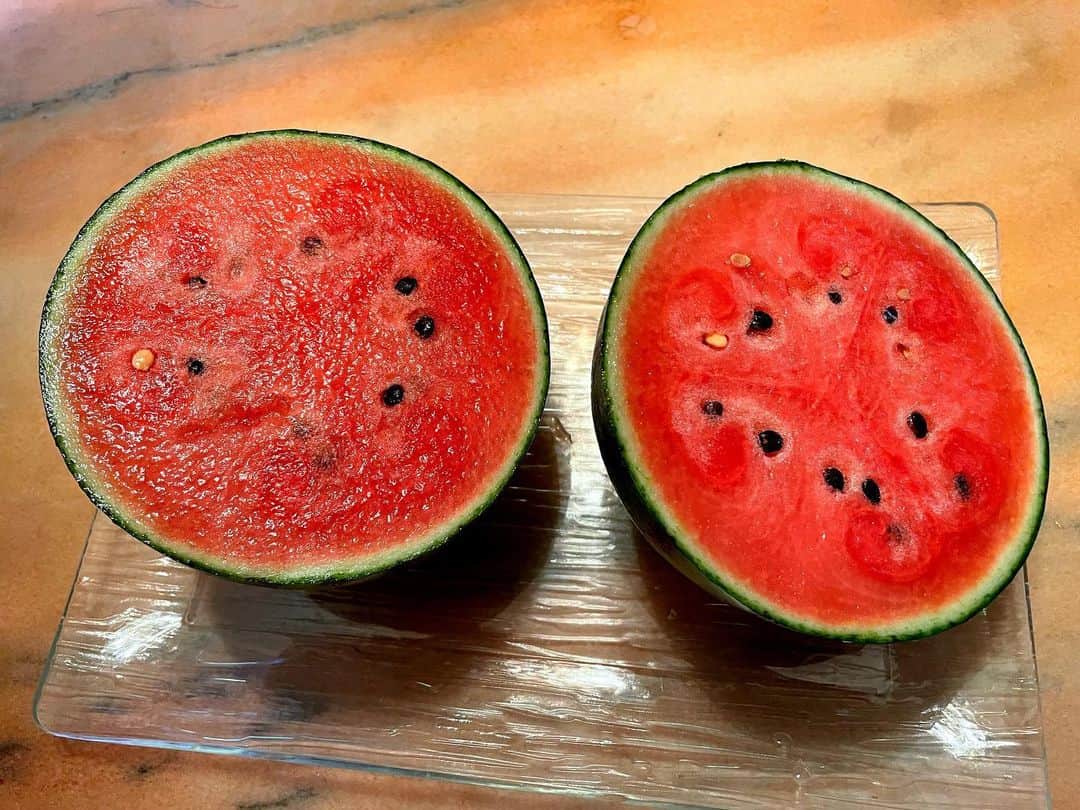 アグネス・チャンのインスタグラム：「Can you believe how thin the skins are! Mini water melons! Yum!」