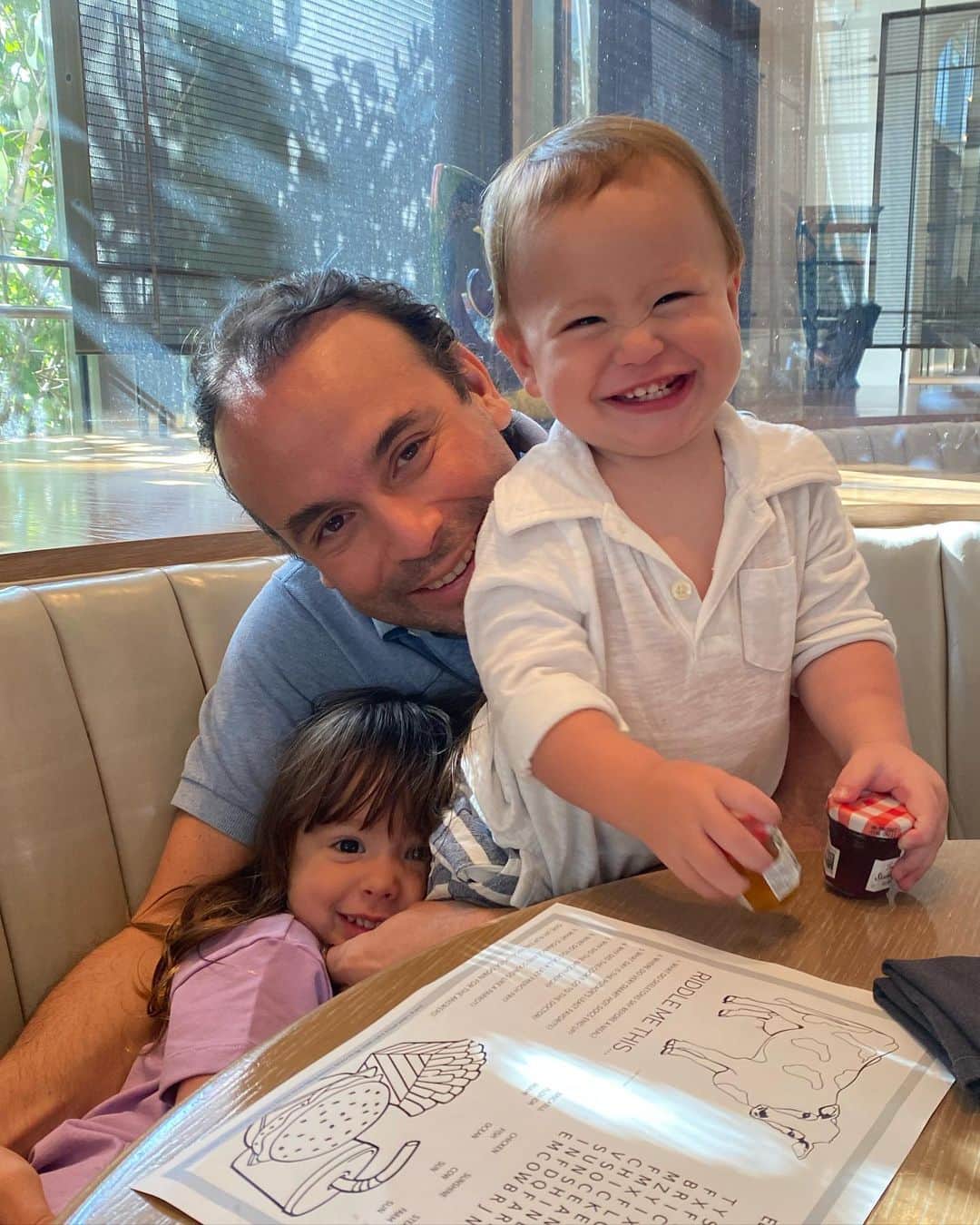 タリアナ・バルガスのインスタグラム：「Alejandro, @alejoeder Mis hijos son los niños más afortunados del mundo por que eres su Papá. Gracias por tu dedicación, tu ternura por tanto amor. Te amamos ♥️」