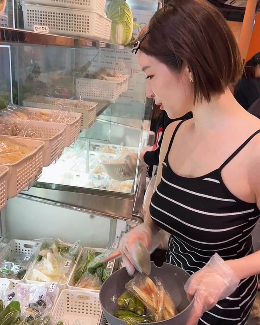 森下悠里のインスタグラム：「@yuko.shoji  誘ってもらって七宝麻辣湯赤坂店に♡  2時間♡食べ放題の薬膳火鍋🍲  選びきれない程のお野菜がずらり！！  珍しいお野菜も色々揃ってました🥺✨✨  栄養たっぷりの美容にも嬉しいランチ♡ 朝も夜も抜いてこれ一食で一日過ごしたいくらい  七宝麻辣湯、大好きで多い時週2でUberしてるし 渋谷店、恵比寿店にも行きます♡  赤坂店初めてだったけど食べ放題火鍋メニュー 魅力的で♡またすぐ行きたいな♡♡♡」