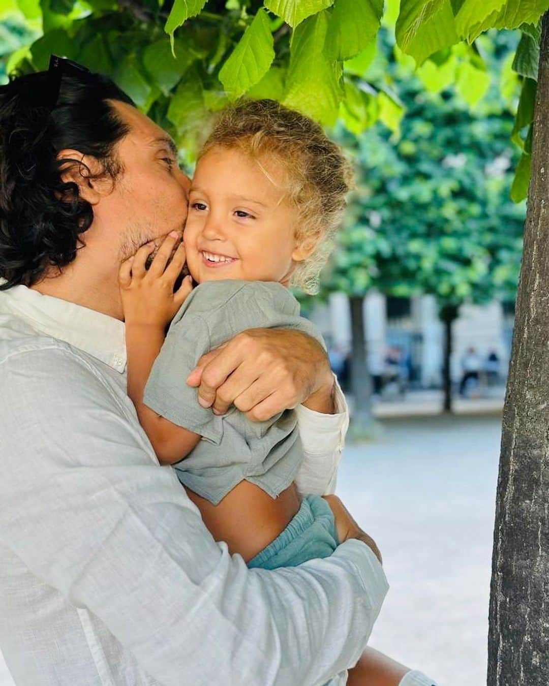 ペトラ・ネムコバのインスタグラム：「Boys are usually mama’s boys, but the bond between Bodhi and his daddy is beyond incredible. He is daddy’s boy and it brings me so much joy to witness their powerful love & so much laughter that it comes with.😄  Bodhi’s most happy place … is in Daddy’s arms.  “Huggies Dada” = His safe haven.   Happy Father’s Day to incredible daddy @benlarretche & all the incredible dada’s out there.   We are so grateful for you. 🙏We love you sooooo much. 💜💜💜」