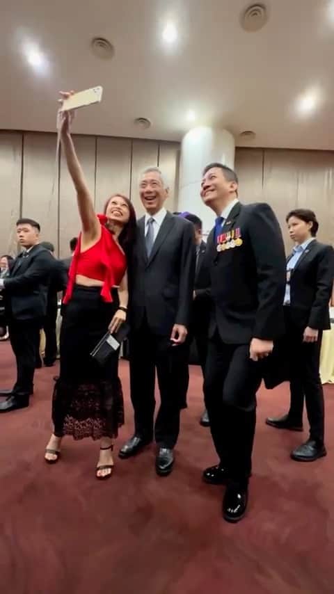 リー・シェンロンのインスタグラム：「Congratulations to all recipients of the National Awards (COVID-19)!   For me, attending their Investiture ceremony was a deeply satisfying and moving experience. Singapore came through COVID-19 through the team work, unremitting efforts and selfless sacrifices of so many people and groups. Singaporeans came together to do their duty and more. That is how we could respond as one united people and avoid a major calamity. Had we not stepped up and worked together, the outcome could easily have been very different.   This evening we honoured some of the outstanding individuals and groups who fought this battle. I was struck by the enormous diversity and sheer scale of their contributions — this was truly a whole of nation effort. Many more will receive their awards and recognition at other ceremonies later on.  They are the heroes of our fight against COVID-19, and we thank them all for their grit and courage.  You can read more about the awards here:  https://go.gov.sg/covid-19-awards   – LHL  (PMO Video by Jeline Chia)」