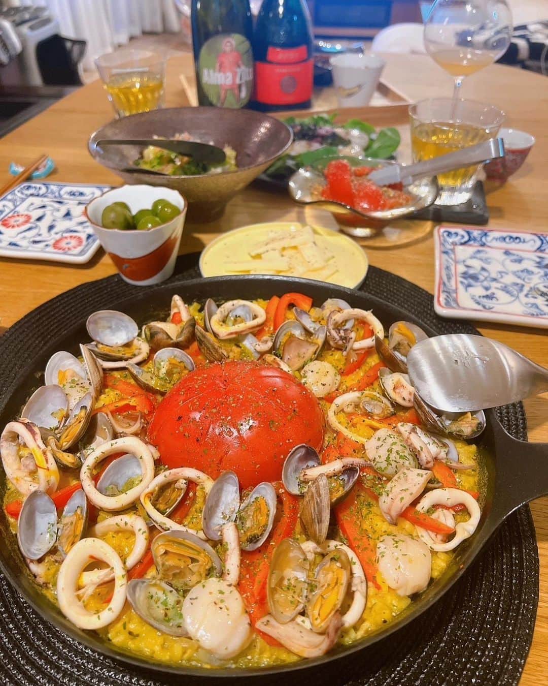 高田秋のインスタグラム：「お祝いでいただいた @vermicular_japan のフライパンで パエリアを作ってみました🥘🌼 魚介の出汁が効いててめちゃくちゃ美味しかった〜🧡 トマトも丸ごと入れたの大正解！  北海道の友達が送ってくれた 帆立も入れたよ！ カルパッチョも帆立が甘くて最高でした💛💚  #パエリア #パエリアレシピ  #バーミキュラのレシピ #バーミキュラのフライパン #シュウのホムパ」