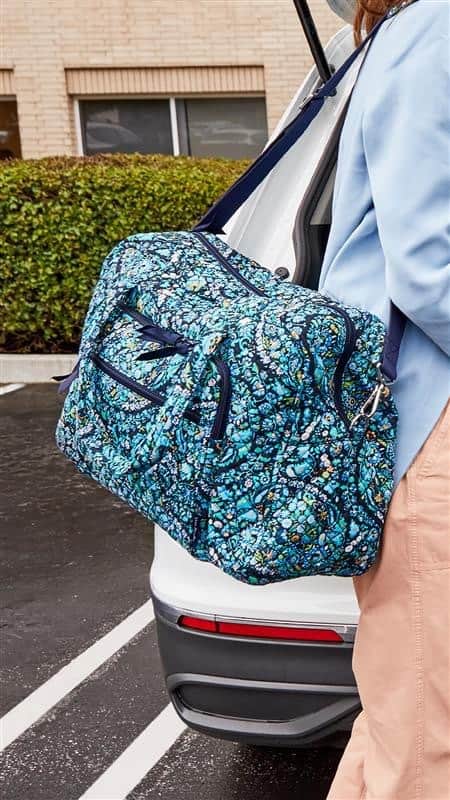 ヴェラブラッドリーのインスタグラム：「Emma's favorite travel bag? The Weekender! What's your favorite travel bag?  #verabradley #travel #pattern」