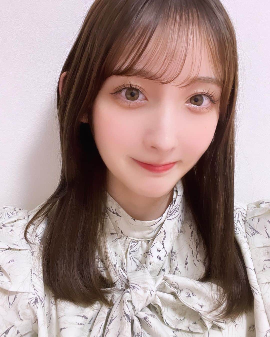 のインスタグラム：「少し前にTwitterに投稿してた写真インスタにも投稿するね🤍  ブラウンのアイメイクが上手くいってお気に入りの写真です🤎  #04년생 #04 #アイメイク #美容 #좋아요 #팔로우 #셀카 #셀스타그램」
