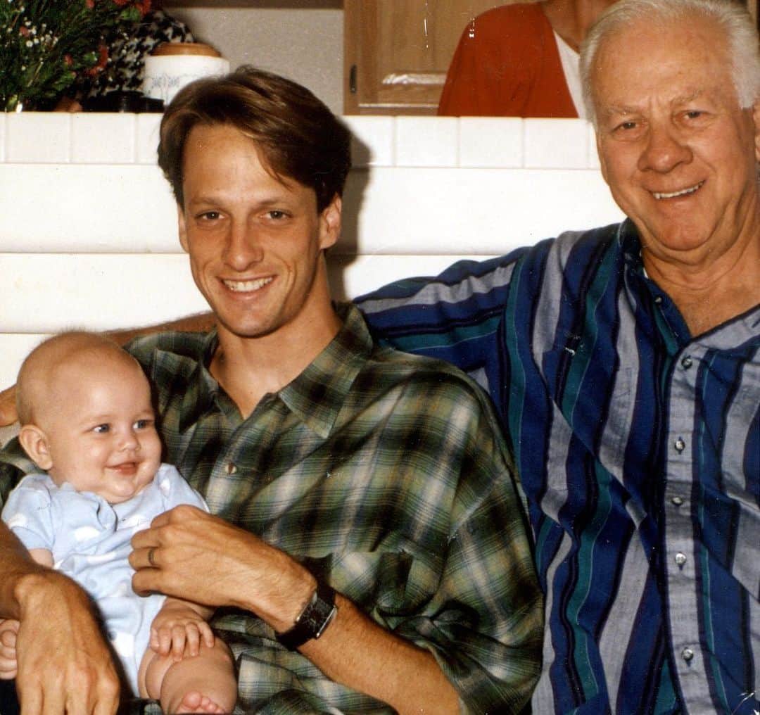 トニー・ホークのインスタグラム：「Happy Father’s Day to all the dads, stepdads, father figures, older brothers and “cool uncles” that help guide our next generation - and co-parent - the best they can. My dad only got to meet one of my kids but I’m happy to keep his legacy alive by supporting mine in their offbeat endeavors… and driving them to the ends of the earth at the most inconvenient times.」
