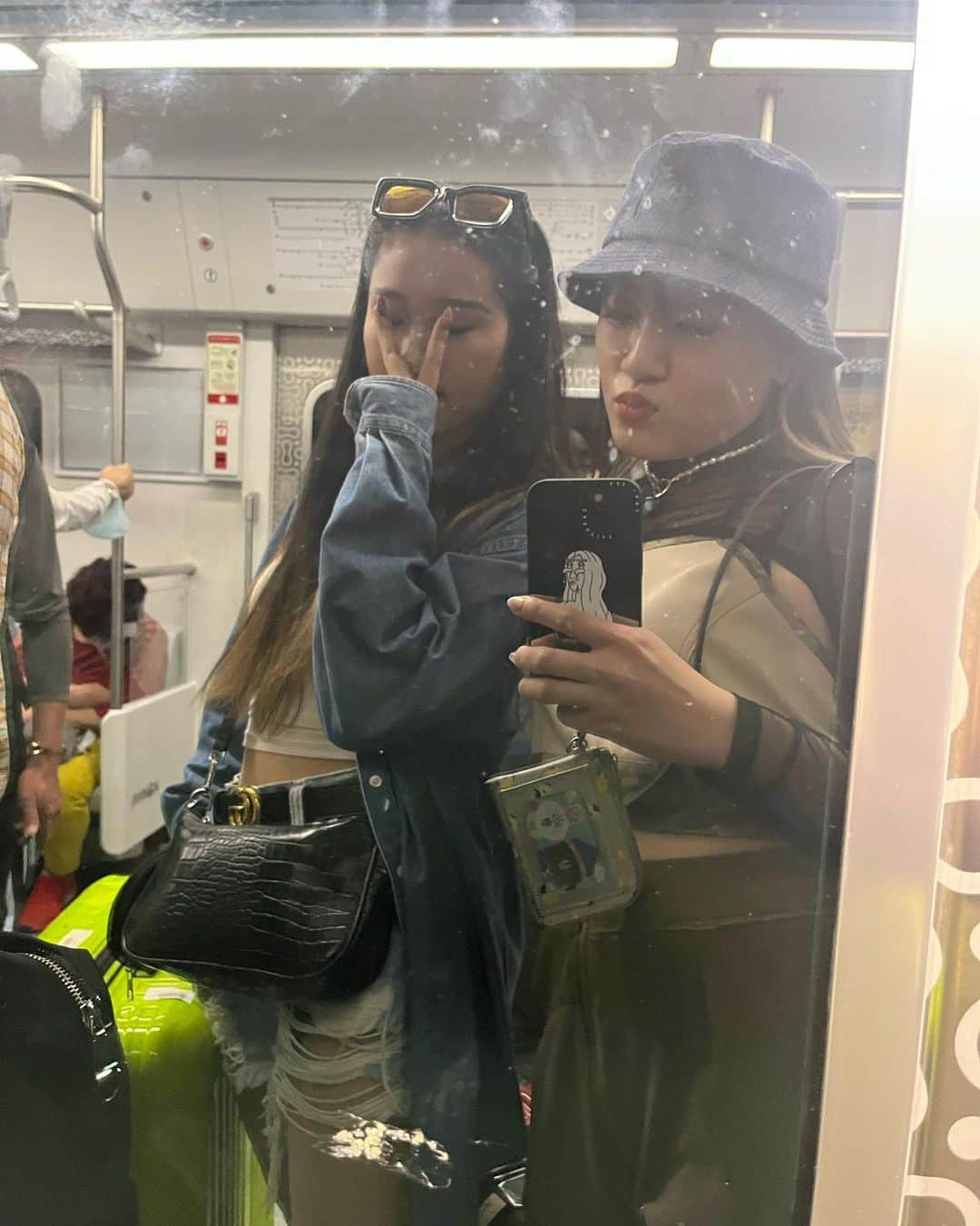 Hinanoのインスタグラム：「Korean Subway Series w @ananay__a 乗り換え大変だよねぇ韓国の地下鉄〜ㅋㅋㅋ」