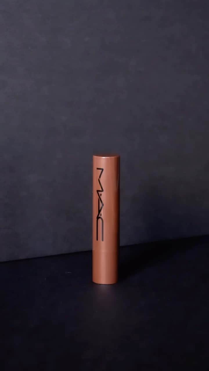 M·A·C Cosmetics BRのインスタグラム：「CHEGOU A HORA de escolher a sua cor do nosso Gloss Plumping em Stick Squirt 🤩 Tire um print e comente aqui embaixo qual você tirou 👇💫  🤍 Clear 💚 Like Squirt  💜 Violet Beta 🤎 Simulation 💙 Nova  🤎 Lower Cut 💗 Amped 🖤 Jet ❤ Heat Sensor   Toque na tela e garanta a sua.   #ParaTodoMundoVer: no vídeo aparecem todas as cores do Gloss Plumping em Stick Squirt nas cores branco, verde, roxo, marrom claro, azul, marrom escuro, rosa, preto e vermelho.   #Regram: @pbailesmua #MACSquirtPlumpingGlossStick」