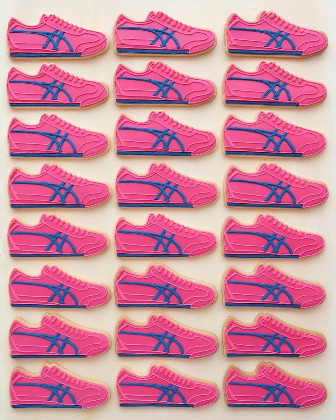 KUNIKAさんのインスタグラム写真 - (KUNIKAInstagram)「Pink & Navy Mexico 66 shoe cookies💗 You could get this special cookie at @onitsukatigeruk flagship store at Regent St, when you spend over £250.  This pink shoe is main visual for @izukat692 solo exhibition at @tigergallery1949 . 🐯  本日からロンドンのリージェントストリートにあるオニツカタイガーにて、£250以上お買い上げの方にMexico 66のアイシングクッキーをプレゼント中です💗🇬🇧  地下のギャラリーでは加藤 泉さんの個展"PARASTIC ONITSUKA"が9月22日まで開催されています。  初めて作品を生で拝見したのですが、オニツカタイガーとのコラボレーションの仕方がとても素敵で、一気に引き込まれました！ ロンドンにいらっしゃる際はぜひお立ち寄りください✨  #onitsukatiger #izumikato」6月19日 0時00分 - _kunika_