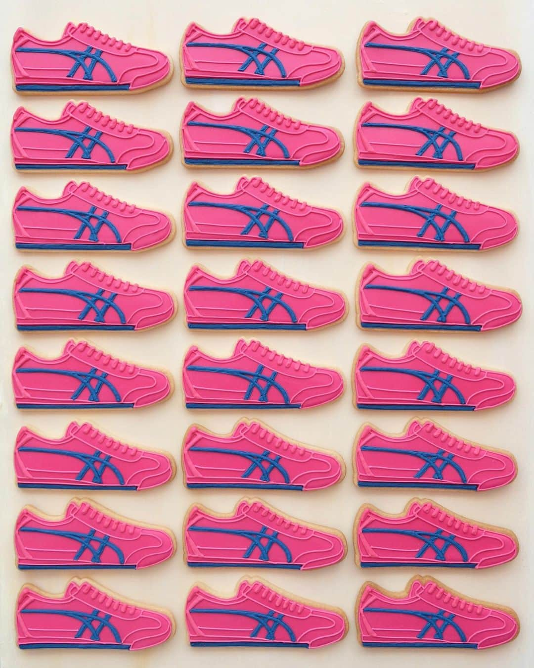 KUNIKAのインスタグラム：「Pink & Navy Mexico 66 shoe cookies💗 You could get this special cookie at @onitsukatigeruk flagship store at Regent St, when you spend over £250.  This pink shoe is main visual for @izukat692 solo exhibition at @tigergallery1949 . 🐯  本日からロンドンのリージェントストリートにあるオニツカタイガーにて、£250以上お買い上げの方にMexico 66のアイシングクッキーをプレゼント中です💗🇬🇧  地下のギャラリーでは加藤 泉さんの個展"PARASTIC ONITSUKA"が9月22日まで開催されています。  初めて作品を生で拝見したのですが、オニツカタイガーとのコラボレーションの仕方がとても素敵で、一気に引き込まれました！ ロンドンにいらっしゃる際はぜひお立ち寄りください✨  #onitsukatiger #izumikato」