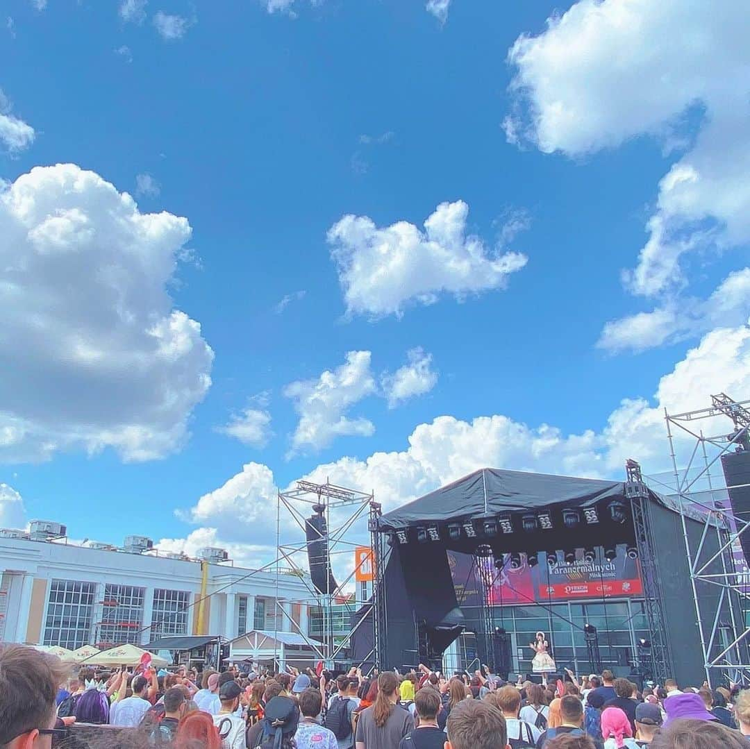 春奈るなさんのインスタグラム写真 - (春奈るなInstagram)「The concert was so much fun🥰💖 thank you! ! ! ! ! 最高に楽しかったーーーっ🥳✨✨✨  サイン会では、色紙はもちろん、CD、アーティスト写真、参加者様の私物、いろんなものにサインをさせてもらったよ🥳  海を越えて自分の歌やCDが届いているのがとっても嬉しい、、🥰✨  #pyrkon @pyrkon」6月18日 23時52分 - lunaharuna_official