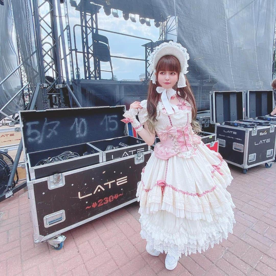 春奈るなさんのインスタグラム写真 - (春奈るなInstagram)「The concert was so much fun🥰💖 thank you! ! ! ! ! 最高に楽しかったーーーっ🥳✨✨✨  サイン会では、色紙はもちろん、CD、アーティスト写真、参加者様の私物、いろんなものにサインをさせてもらったよ🥳  海を越えて自分の歌やCDが届いているのがとっても嬉しい、、🥰✨  #pyrkon @pyrkon」6月18日 23時52分 - lunaharuna_official