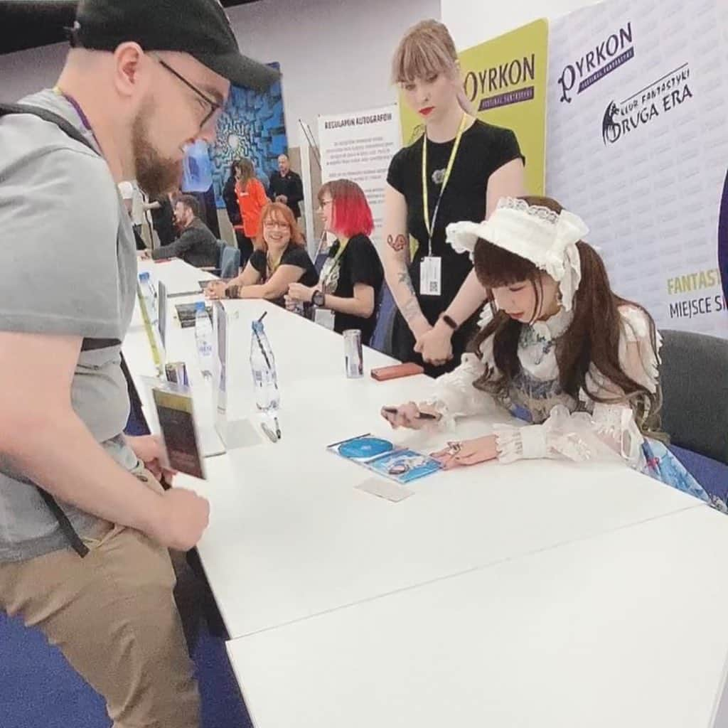 春奈るなさんのインスタグラム写真 - (春奈るなInstagram)「The concert was so much fun🥰💖 thank you! ! ! ! ! 最高に楽しかったーーーっ🥳✨✨✨  サイン会では、色紙はもちろん、CD、アーティスト写真、参加者様の私物、いろんなものにサインをさせてもらったよ🥳  海を越えて自分の歌やCDが届いているのがとっても嬉しい、、🥰✨  #pyrkon @pyrkon」6月18日 23時52分 - lunaharuna_official