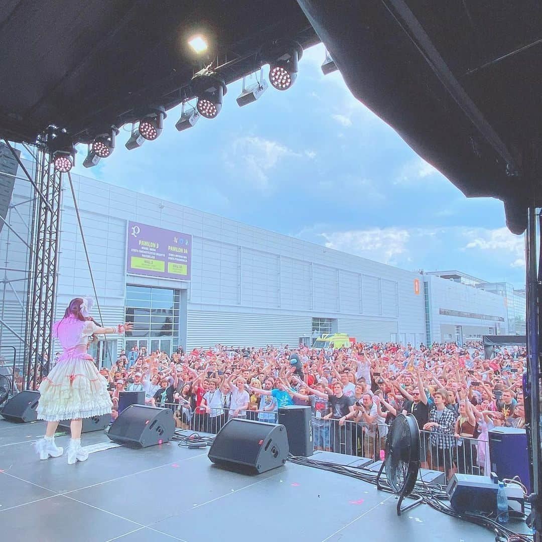 春奈るなさんのインスタグラム写真 - (春奈るなInstagram)「The concert was so much fun🥰💖 thank you! ! ! ! ! 最高に楽しかったーーーっ🥳✨✨✨  サイン会では、色紙はもちろん、CD、アーティスト写真、参加者様の私物、いろんなものにサインをさせてもらったよ🥳  海を越えて自分の歌やCDが届いているのがとっても嬉しい、、🥰✨  #pyrkon @pyrkon」6月18日 23時52分 - lunaharuna_official