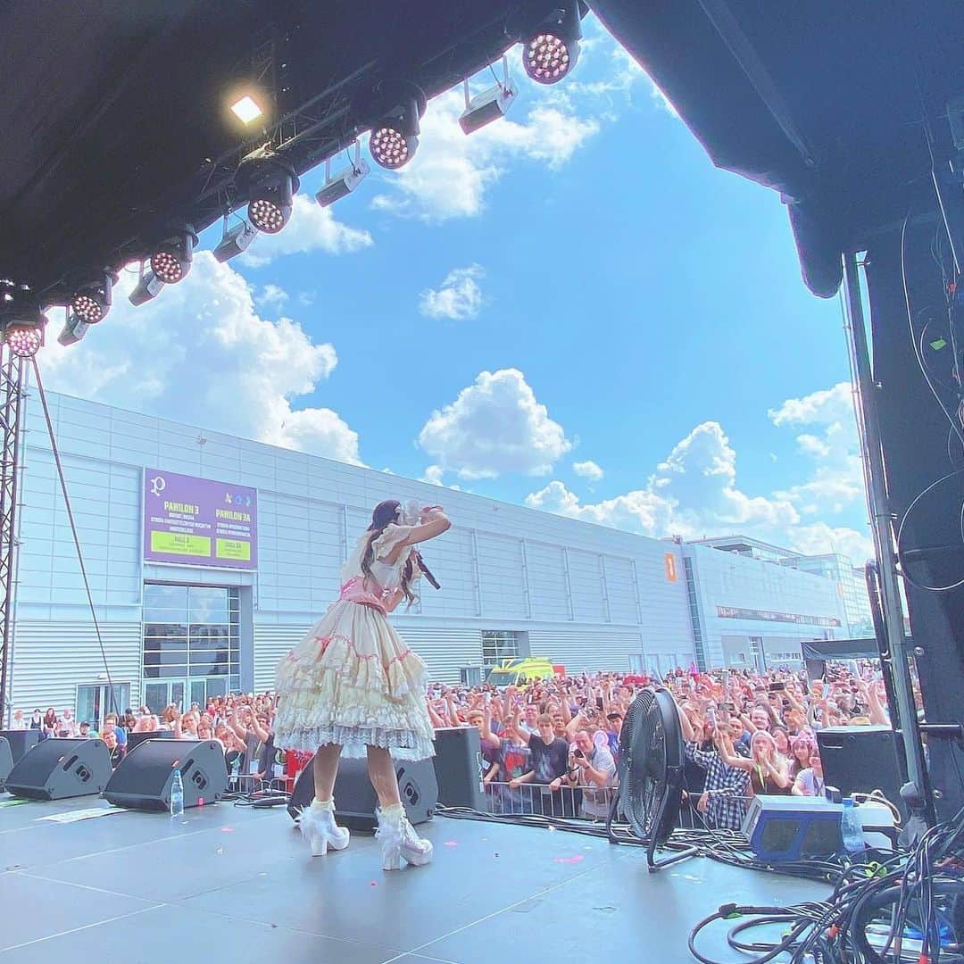 春奈るなのインスタグラム：「The concert was so much fun🥰💖 thank you! ! ! ! ! 最高に楽しかったーーーっ🥳✨✨✨  サイン会では、色紙はもちろん、CD、アーティスト写真、参加者様の私物、いろんなものにサインをさせてもらったよ🥳  海を越えて自分の歌やCDが届いているのがとっても嬉しい、、🥰✨  #pyrkon @pyrkon」