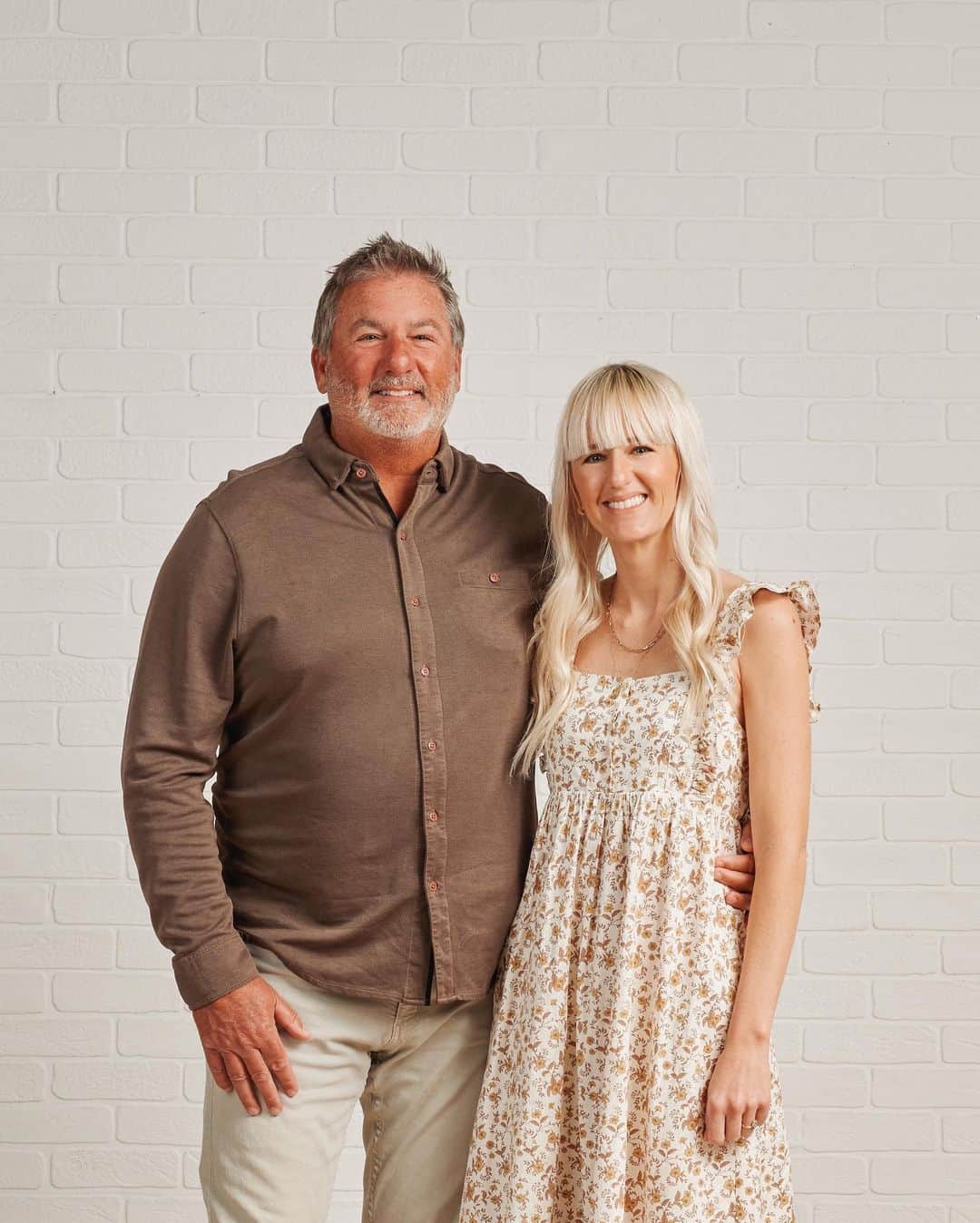 ケリー・マレーのインスタグラム：「Happy Father’s Day to all the amazing dads out there! Especially this one…my dad, business partner and hero! There has never been a time in my life that i haven’t felt immensely loved by this man and i know what a blessing it is to be able to say that. He has coached (most) every team, attended every art show, held every newborn baby, celebrated every high and walked with me through every low. There’s nothing he wouldn’t do for his family and i have learned so much by watching the way he lives his life.  My dad has supported this big dream of mine since day 1 and this business would certainly not be what it is today without him! People often ask me what it’s like working with family and i can honestly say it’s been one of the greatest joys of my life. To get the chance to build something meaningful with one of your best friends is one of those once in a lifetime things and I’m just so thankful i get to do it with him. WE LOVE YOU POP!」