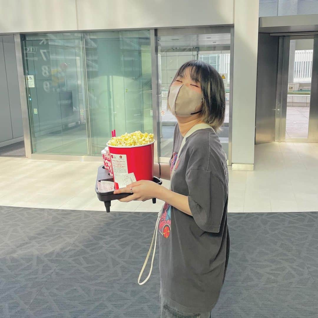 白桃ちゃんのインスタグラム：「ポップコーンだいすき🍿」