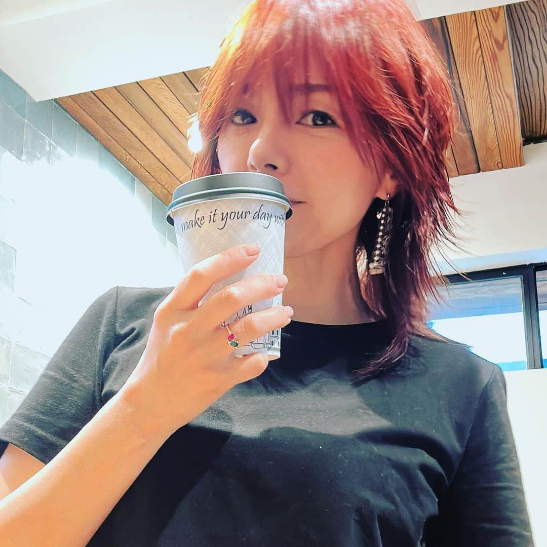 のインスタグラム：「coffee time😊 散歩していたら リスが沢山いた🐿 まるまるとしてて可愛い😆 写真撮ろうとしたら、素早くて逃げられた😂  #朝 #散歩」