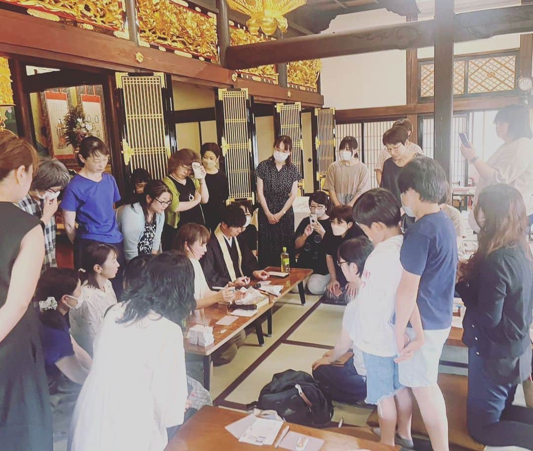津久井智子のインスタグラム：「#諸行無常ズ  in #山形 #隆勝寺  @ryushoji_yamagata  隆勝寺ご住職の東谷さん、今回お寺とのご縁を繋いでくださった髙橋さん、サプライズで手伝いに駆けつけてくれた長谷川さん、おかげさまで60名近くのご予約をいただき、盛況に楽しくワークショップを終えることができました😊  思い思いに阿弥陀如来様の顔を彫り、最後は恒例、はんこを押した華葩をみんなで散らして、シャッフル！  たくさんのご参加ありがとうございました✨  新潟・極楽寺住職の消しゴムはんこ作家、麻田弘潤さんとは実に4年ぶりのコラボだったので、いろいろどうやってたっけ？と思い出しながらの進行に、お客さんからクスクス笑ってもらったり。  麻田さんのオードリー若林並のツッコミとフォローのおかげで、私の失敗やうっかりど忘れも、きっと気づかれずに済んだことでしょう🤣 ありがとうございました。 山形はラーメンもさくらんぼも日本酒も、やっぱり最高に美味しかったです。  またどこかに呼んでいただける機会があったら嬉しいですね😄」